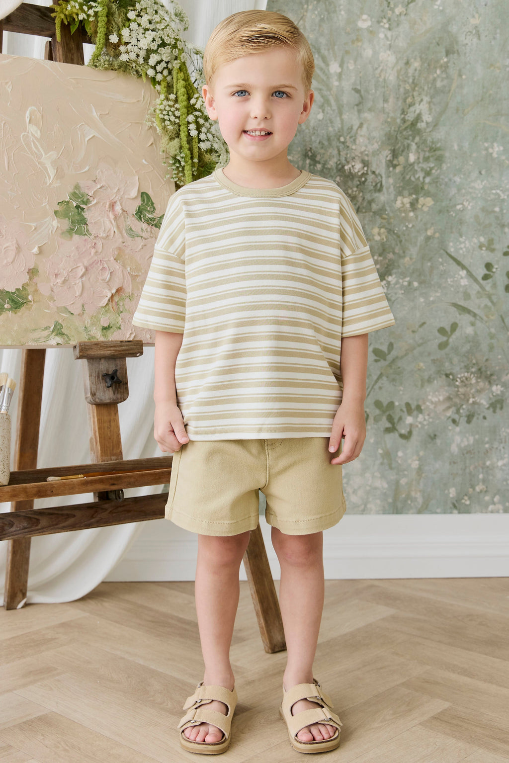 Short classique en coton élasthanne texturé neutre coloris orge, avec passants de ceinture et taille élastiquée au dos, pour les journées actives des enfants