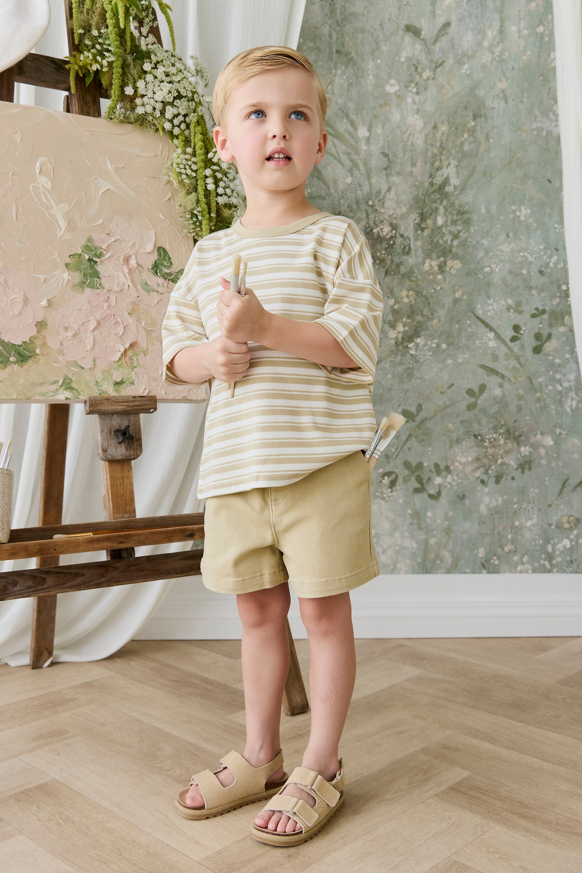 Short classique en coton élasthanne texturé neutre coloris orge, avec passants de ceinture et taille élastiquée au dos, pour les journées actives des enfants