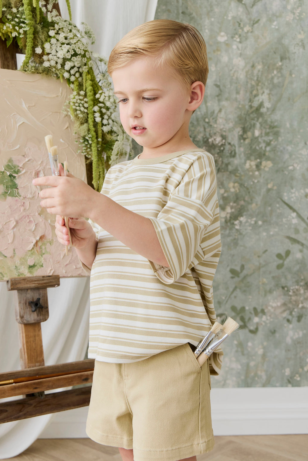 Short classique en coton élasthanne texturé neutre coloris orge, avec passants de ceinture et taille élastiquée au dos, pour les journées actives des enfants