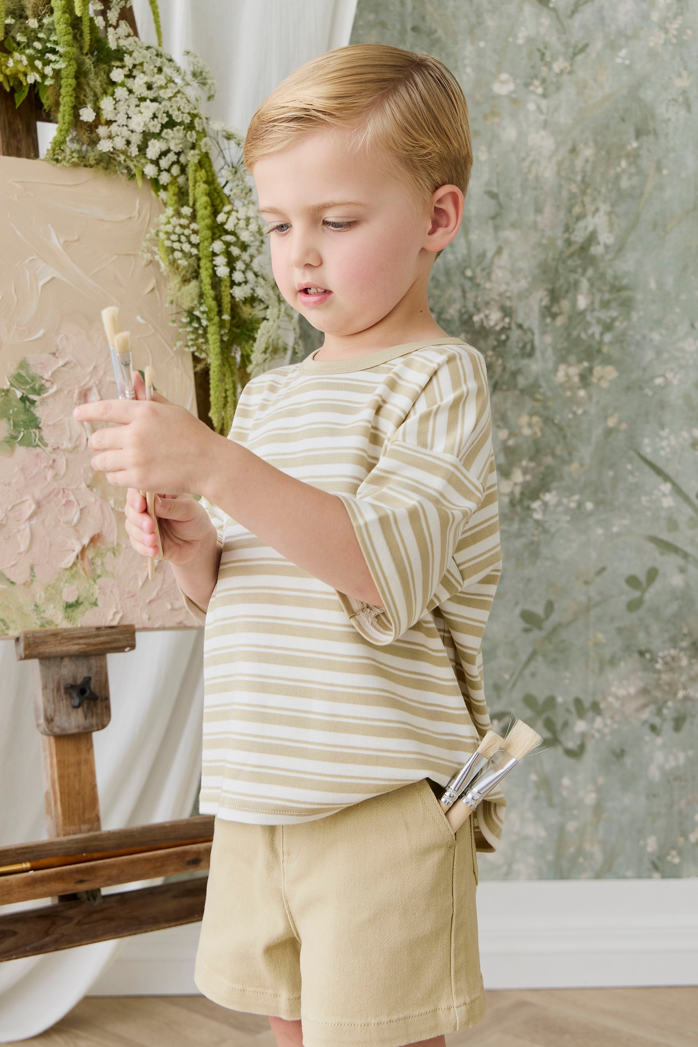Short classique en coton élasthanne texturé neutre coloris orge, avec passants de ceinture et taille élastiquée au dos, pour les journées actives des enfants