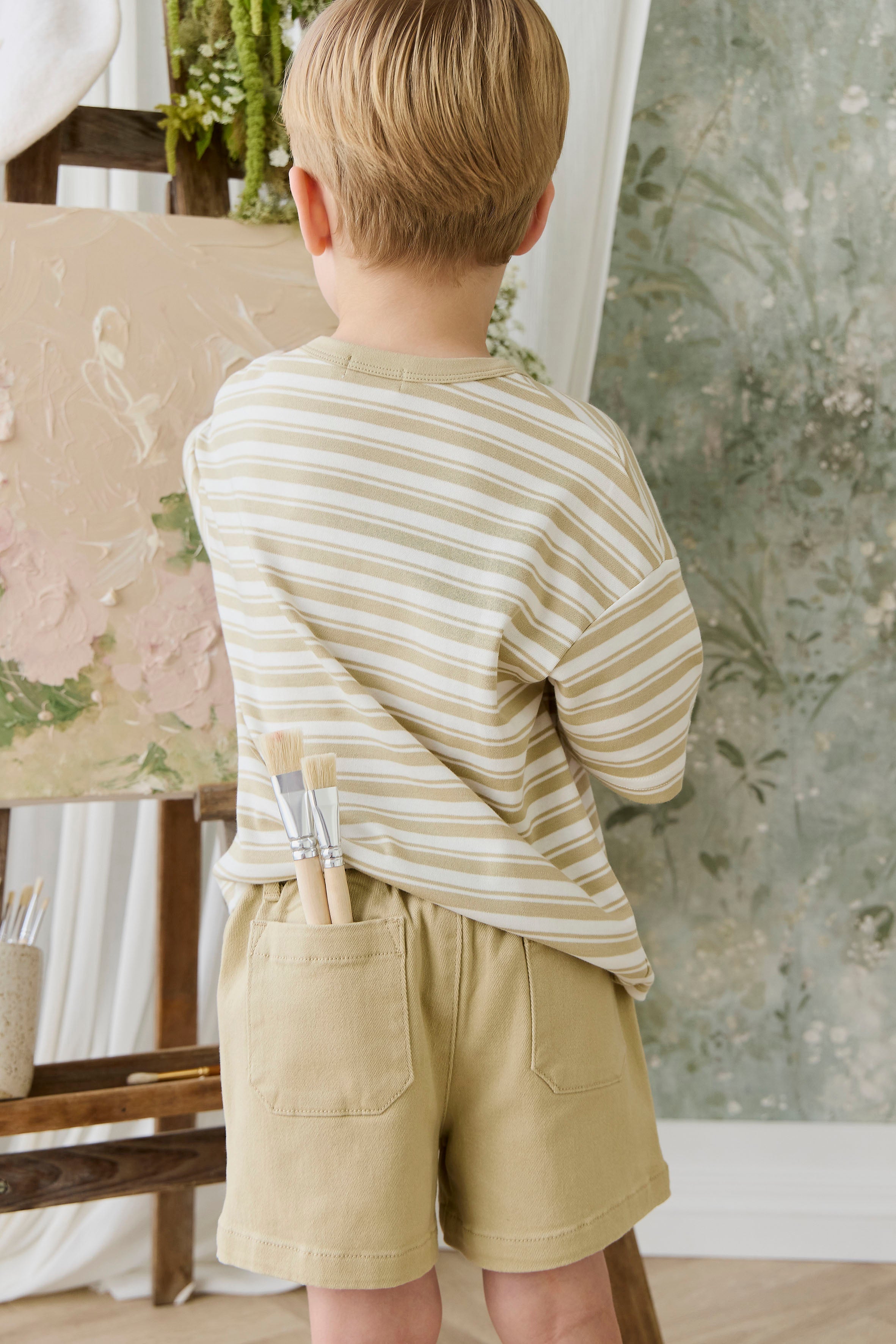 Short classique en coton élasthanne texturé neutre coloris orge, avec passants de ceinture et taille élastiquée au dos, pour les journées actives des enfants