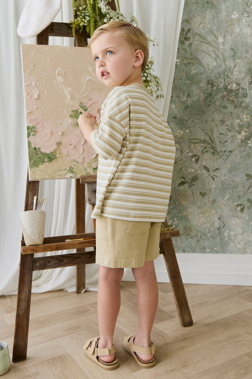 Short classique en coton élasthanne texturé neutre coloris orge, avec passants de ceinture et taille élastiquée au dos, pour les journées actives des enfants