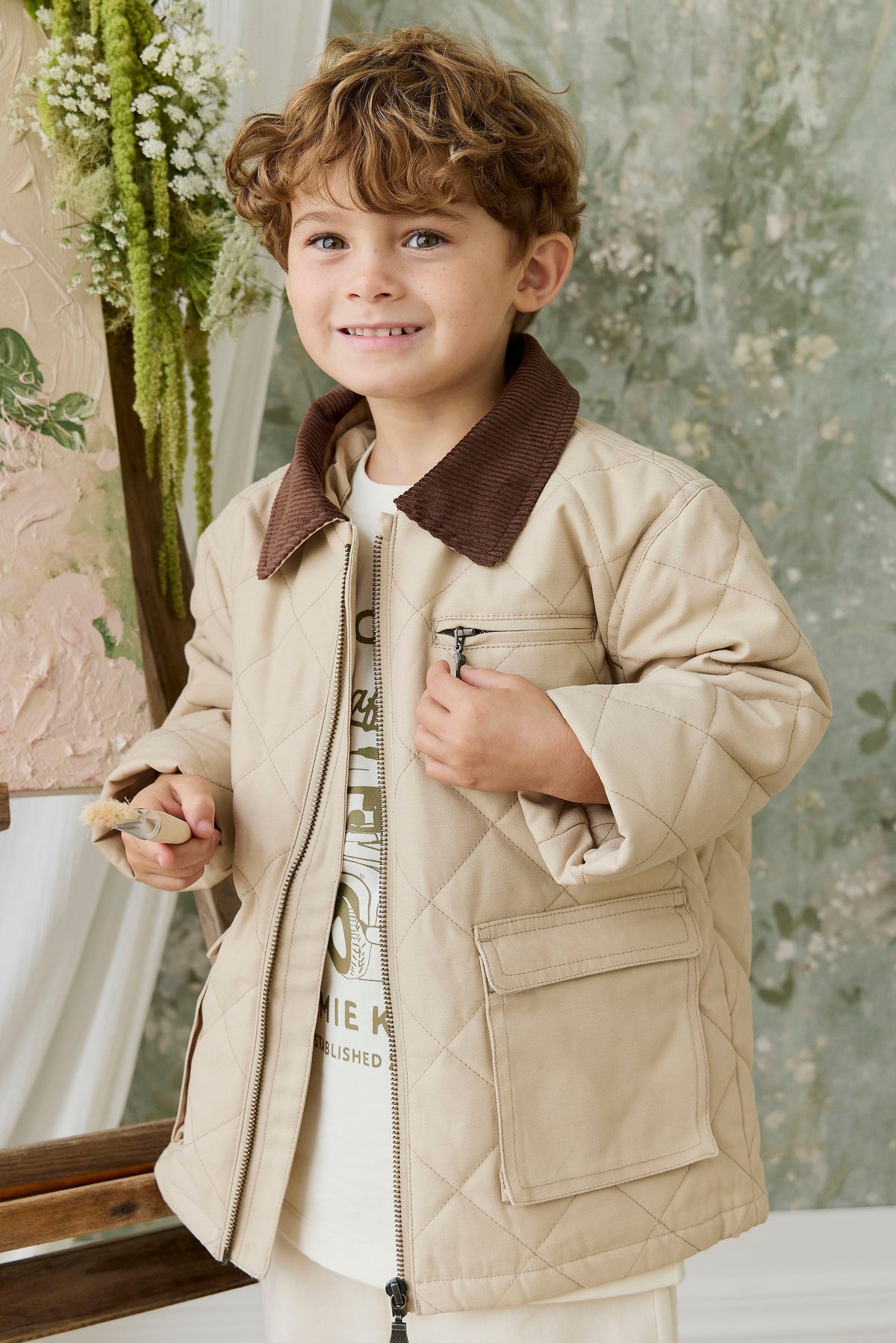 Veste matelassée en losanges 100 % coton unie de couleur grès neutre avec col en velours côtelé et fermeture éclair à l'avant pour enfants, idéale pour les intersaisons.