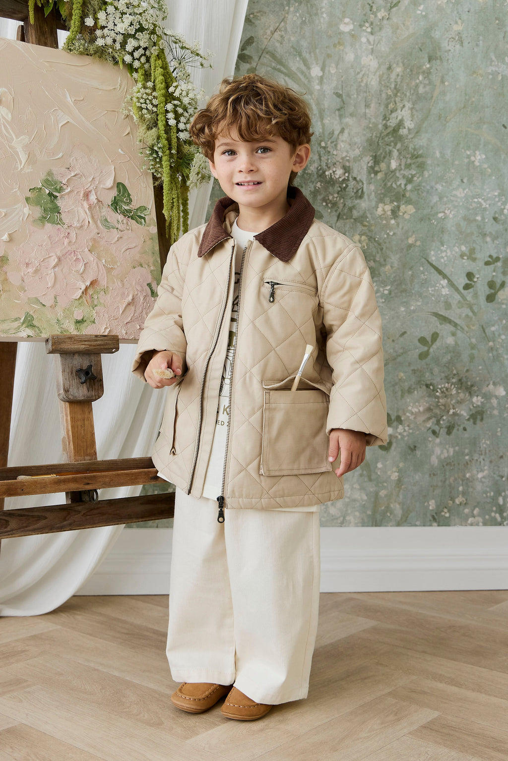 Veste matelassée en losanges 100 % coton unie de couleur grès neutre avec col en velours côtelé et fermeture éclair à l'avant pour enfants, idéale pour les intersaisons.