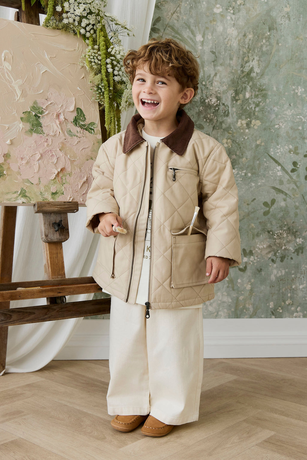 Veste matelassée en losanges 100 % coton unie de couleur grès neutre avec col en velours côtelé et fermeture éclair à l'avant pour enfants, idéale pour les intersaisons.