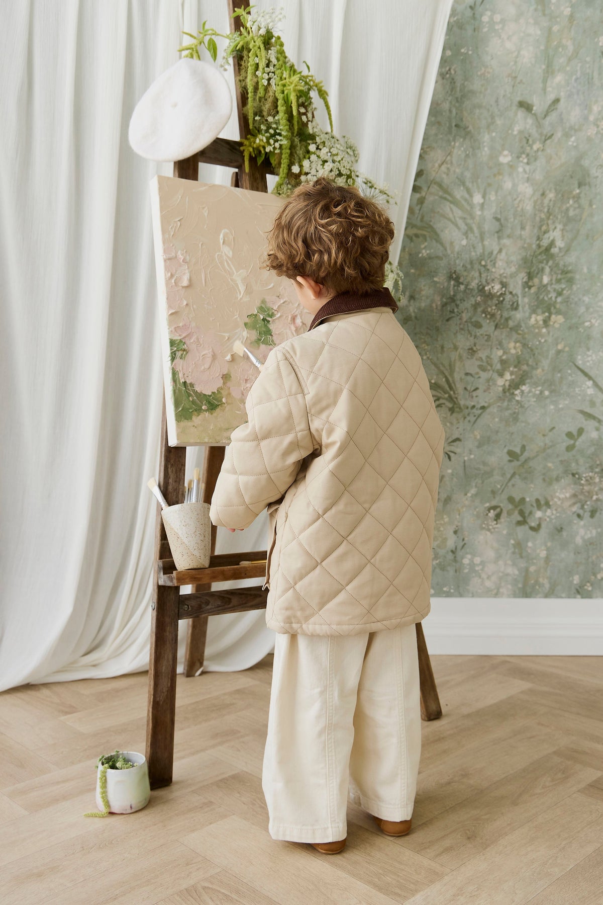 Veste matelassée en losanges 100 % coton unie de couleur grès neutre avec col en velours côtelé et fermeture éclair à l'avant pour enfants, idéale pour les intersaisons.