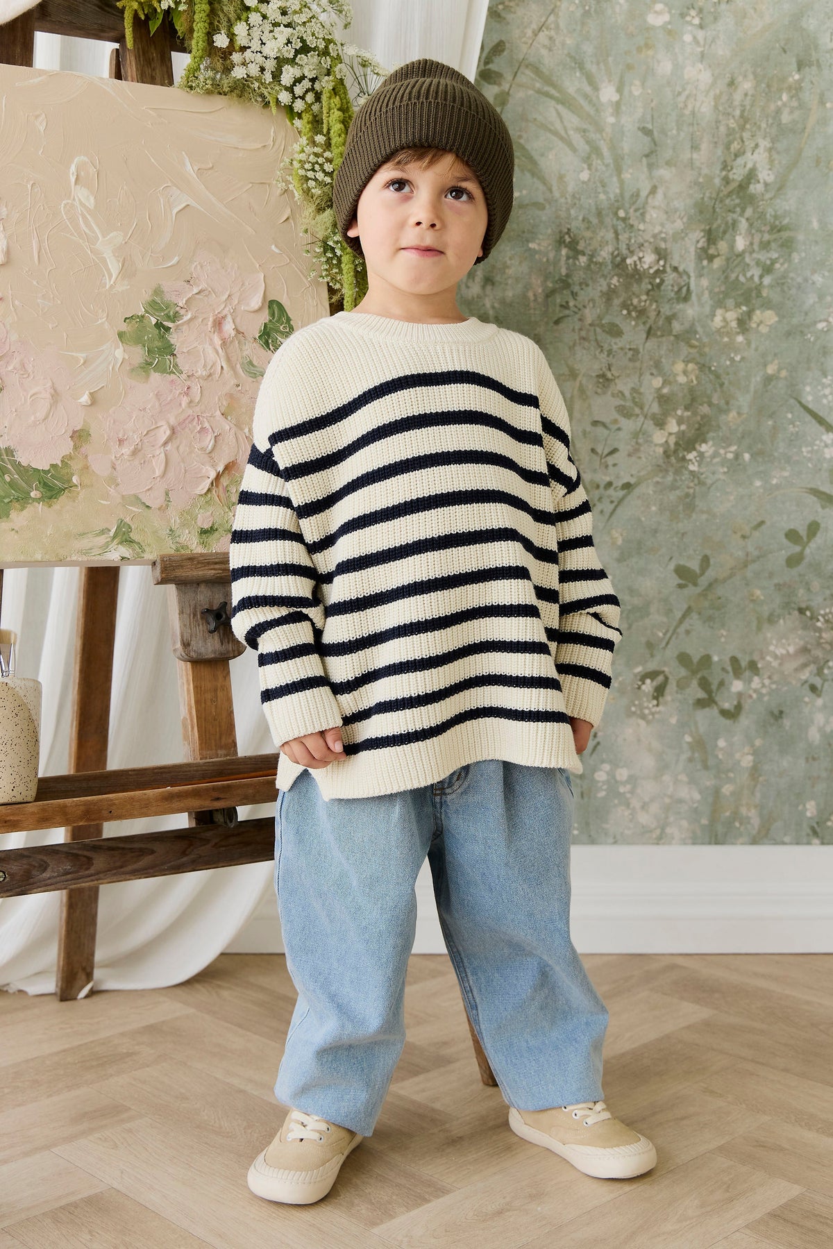 Pull en maille de coton rayé crème et marine décontracté avec texture côtelée et encolure ras-du-cou pour enfants, idéal pour les journées fraîches.