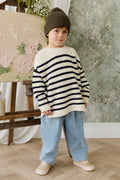 Pull en maille de coton rayé crème et marine décontracté avec texture côtelée et encolure ras-du-cou pour enfants, idéal pour les journées fraîches.