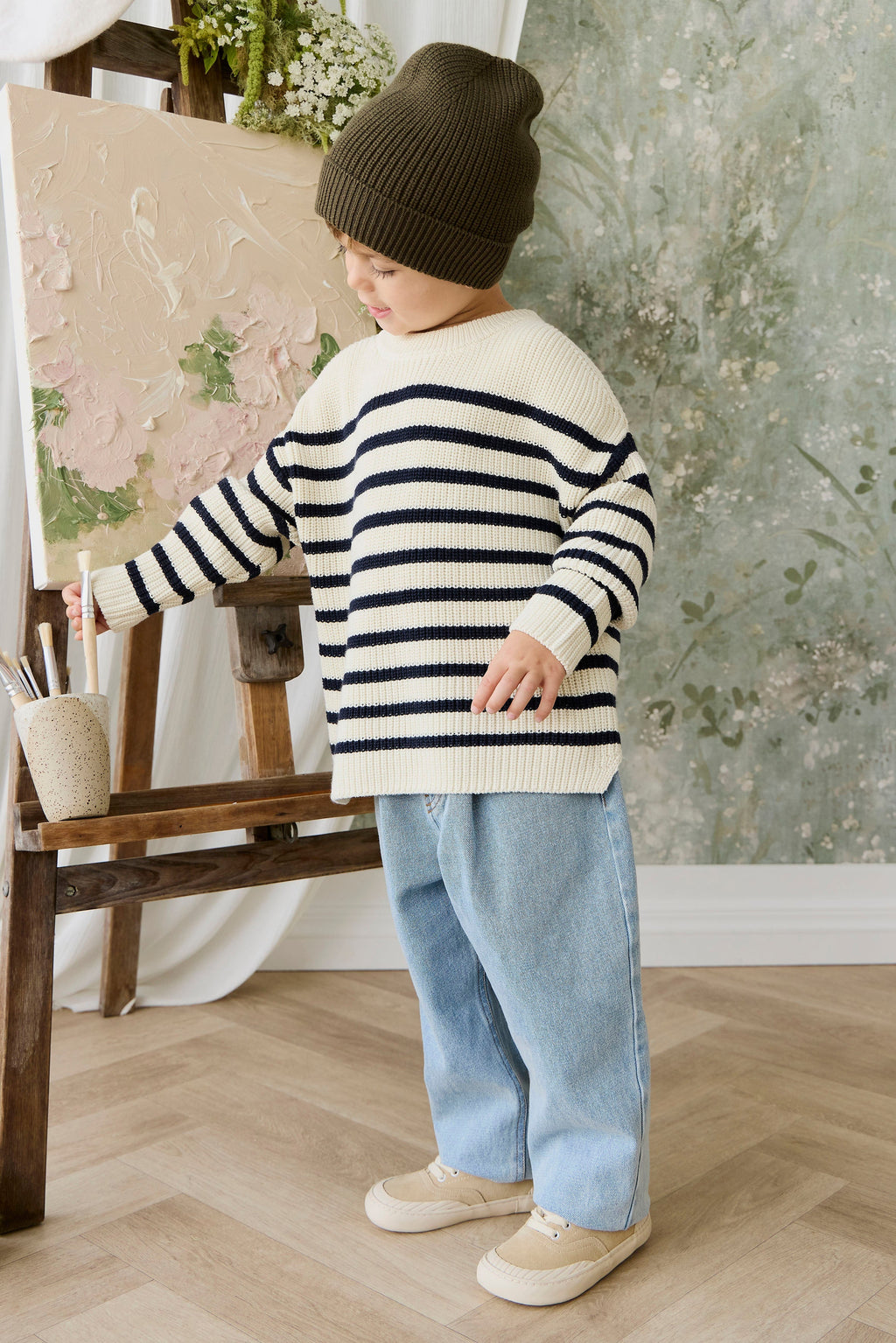 Pull en maille de coton rayé crème et marine décontracté avec texture côtelée et encolure ras-du-cou pour enfants, idéal pour les journées fraîches.