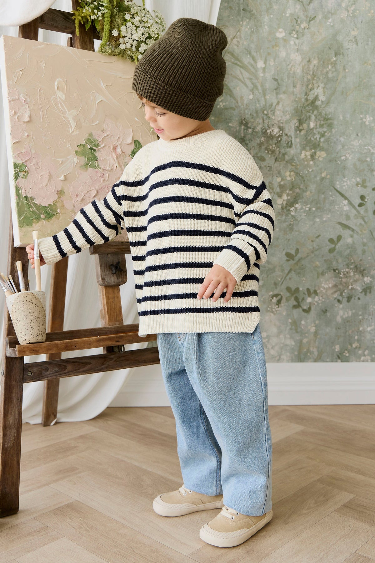 Pull en maille de coton rayé crème et marine décontracté avec texture côtelée et encolure ras-du-cou pour enfants, idéal pour les journées fraîches.