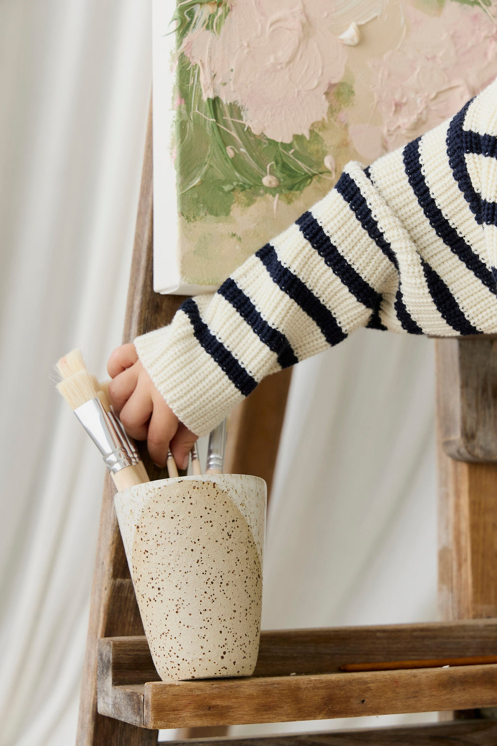 Pull en maille de coton rayé crème et marine décontracté avec texture côtelée et encolure ras-du-cou pour enfants, idéal pour les journées fraîches.