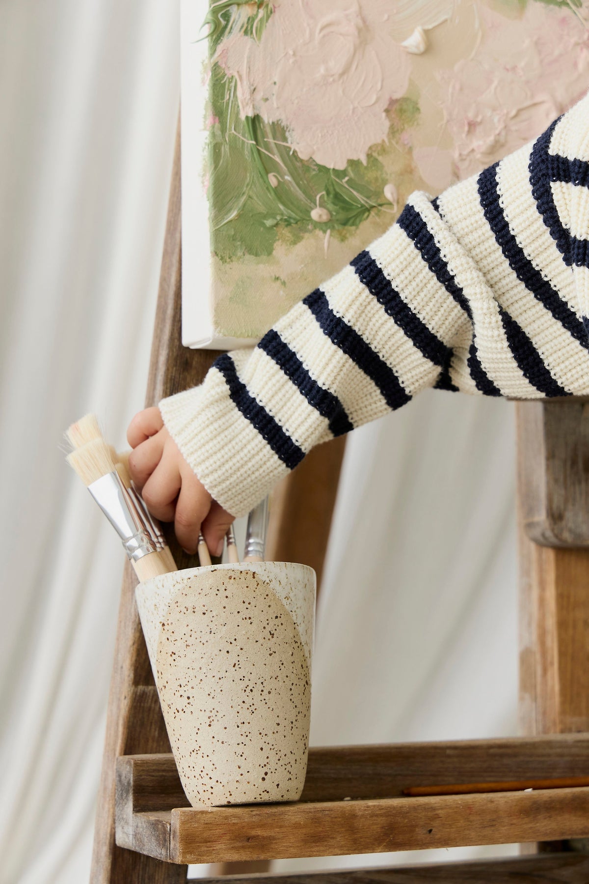 Pull en maille de coton rayé crème et marine décontracté avec texture côtelée et encolure ras-du-cou pour enfants, idéal pour les journées fraîches.