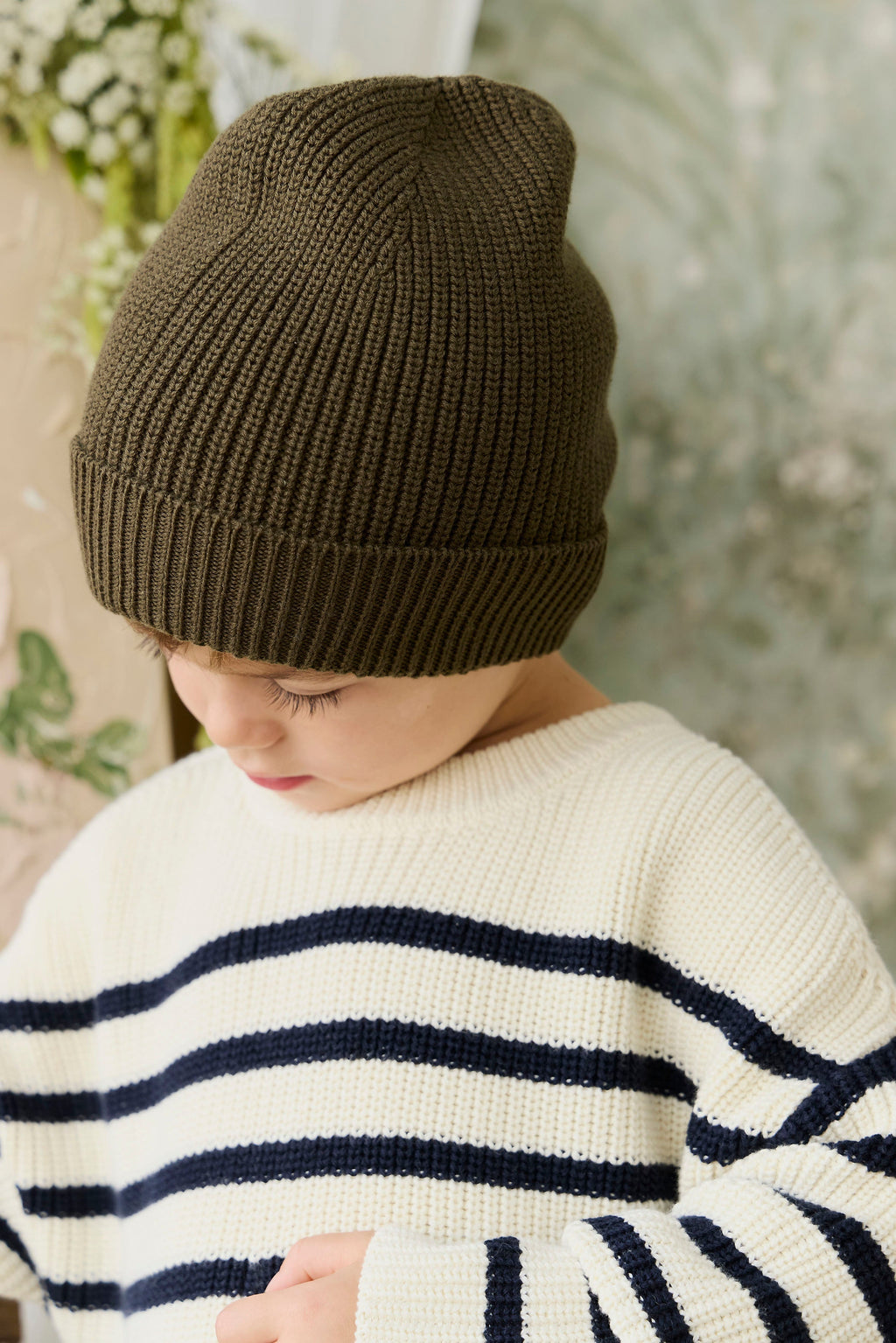 Pull en maille de coton rayé crème et marine décontracté avec texture côtelée et encolure ras-du-cou pour enfants, idéal pour les journées fraîches.
