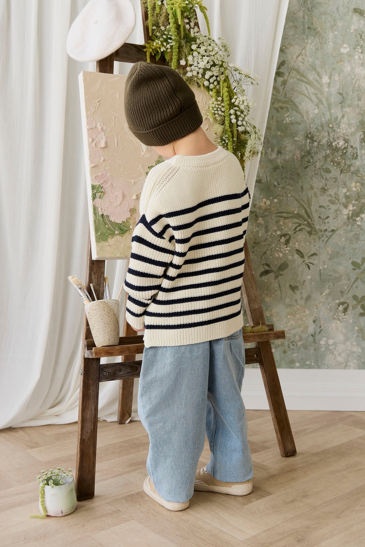 Pantalon en jean de coton bleu clair décontracté, coupe droite, avec plis sur le devant et taille élastiquée à l'arrière pour les sorties décontractées des enfants