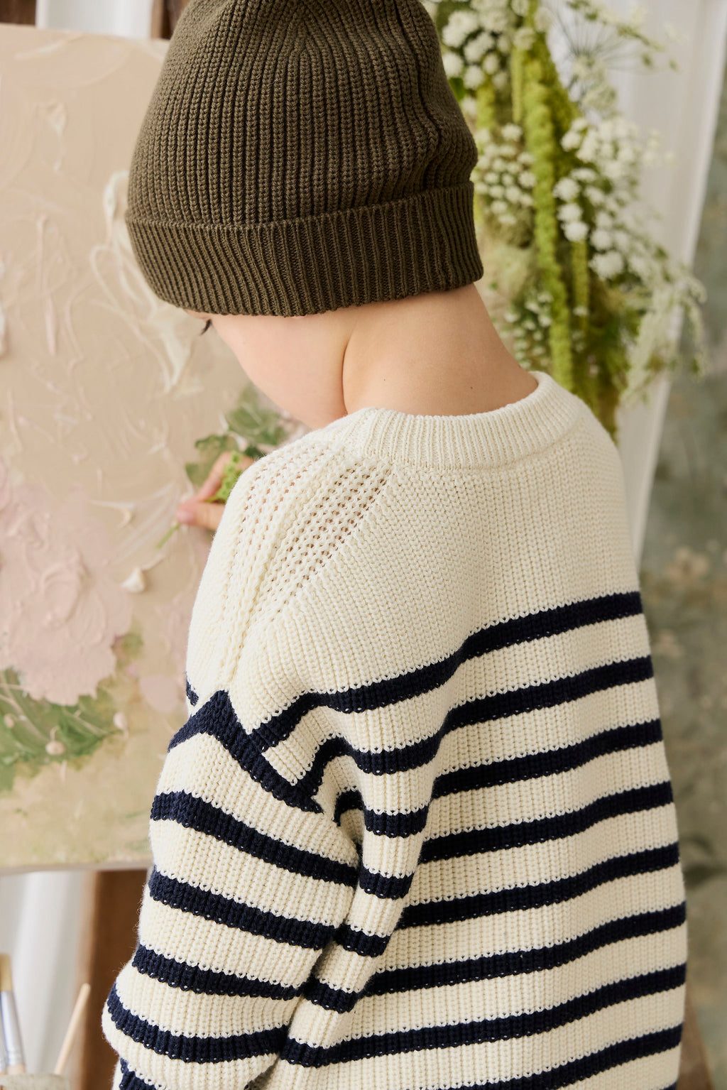 Pull en maille de coton rayé crème et marine décontracté avec texture côtelée et encolure ras-du-cou pour enfants, idéal pour les journées fraîches.