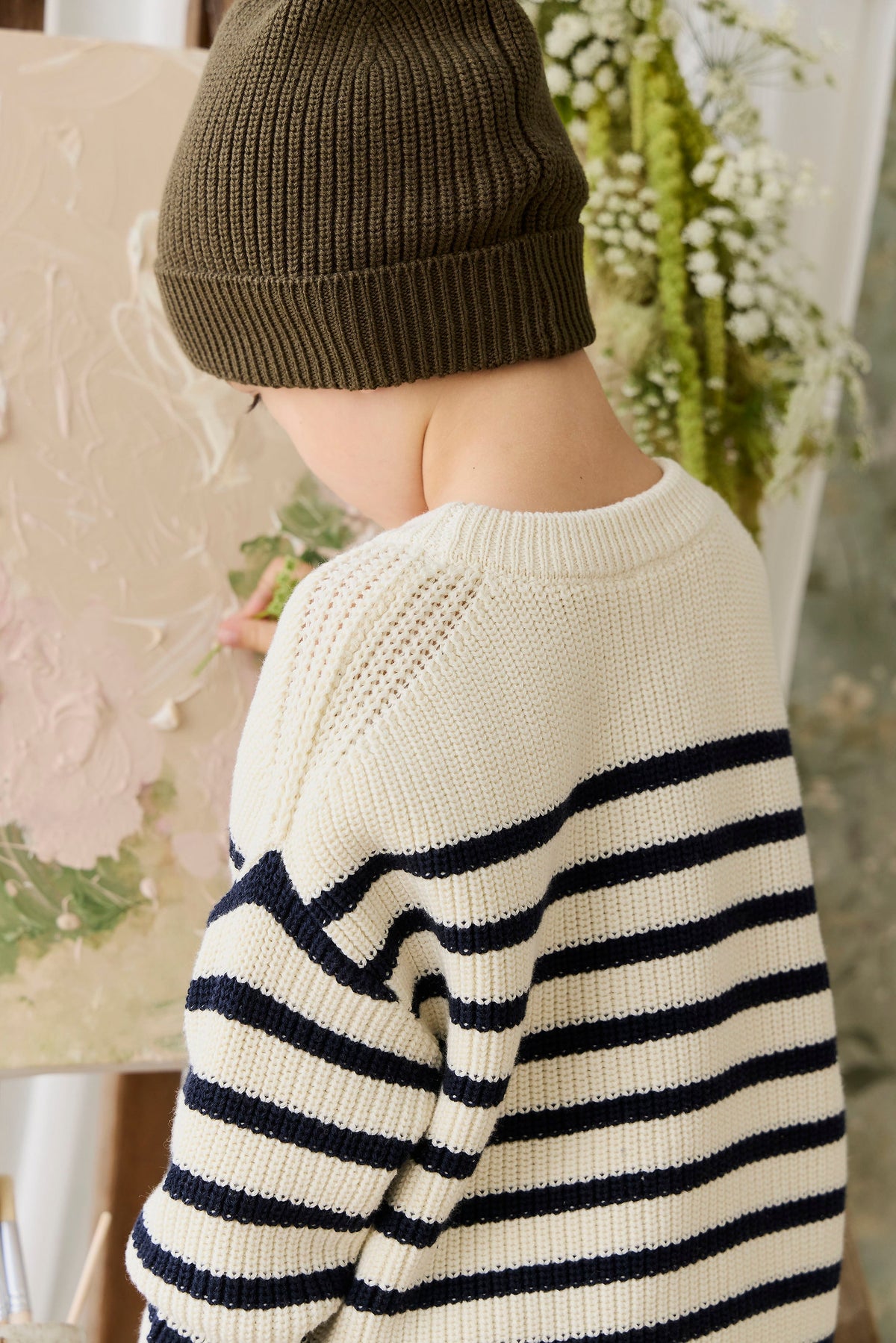 Pull en maille de coton rayé crème et marine décontracté avec texture côtelée et encolure ras-du-cou pour enfants, idéal pour les journées fraîches.