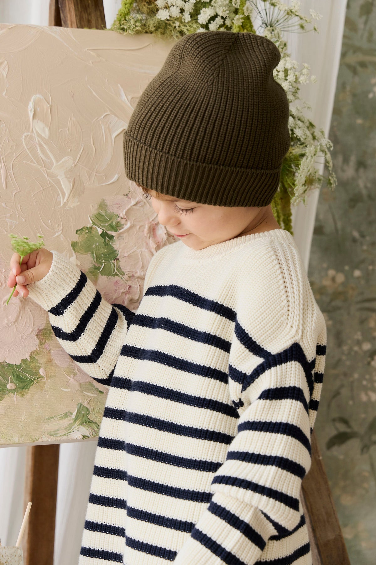 Pull en maille de coton rayé crème et marine décontracté avec texture côtelée et encolure ras-du-cou pour enfants, idéal pour les journées fraîches.