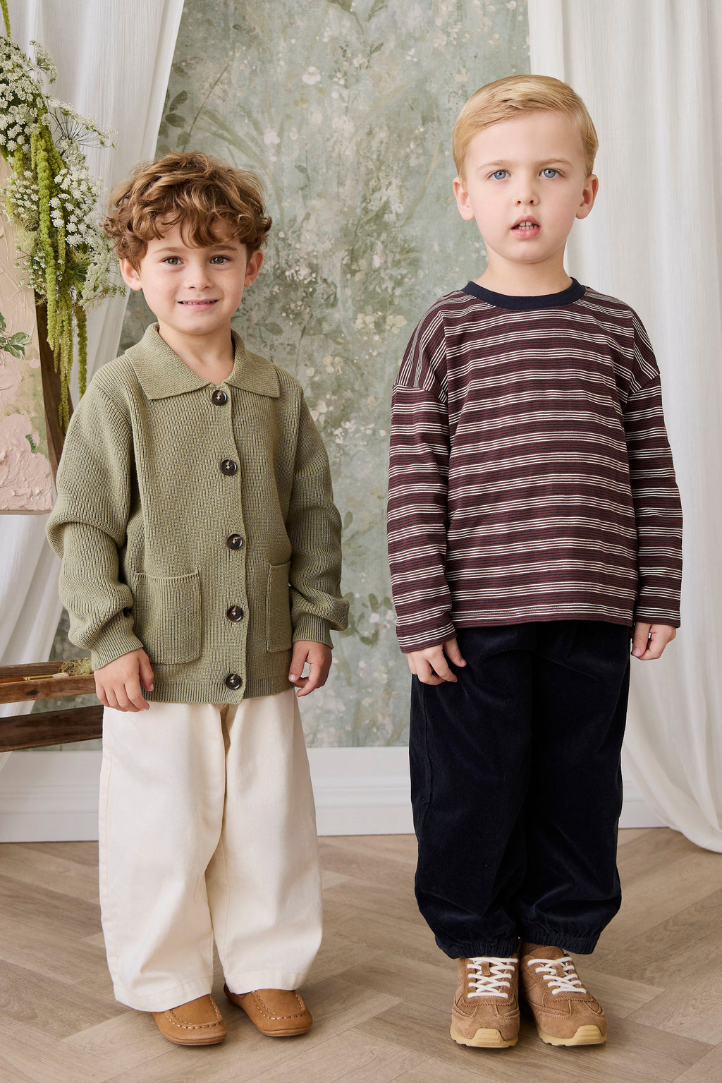 Pantalon Enky classique en coton élasthanne d'aspect velours côtelé avec détail noué sur le devant et chevilles élastiquées pour une tenue chic et décontractée pour enfants
