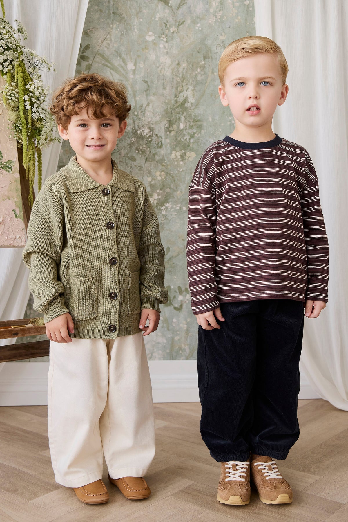 Pantalon Enky classique en coton élasthanne d'aspect velours côtelé avec détail noué sur le devant et chevilles élastiquées pour une tenue chic et décontractée pour enfants
