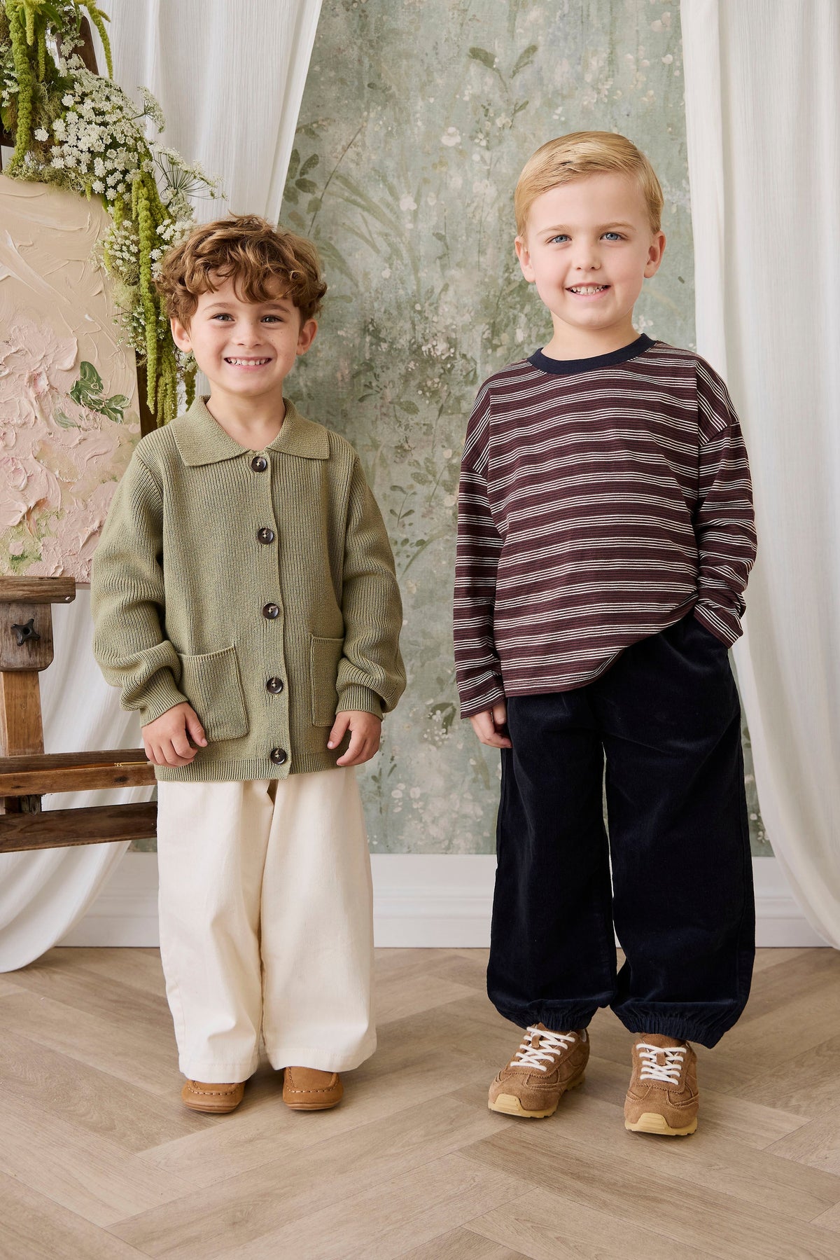 Pantalon Enky classique en coton élasthanne d'aspect velours côtelé avec détail noué sur le devant et chevilles élastiquées pour une tenue chic et décontractée pour enfants