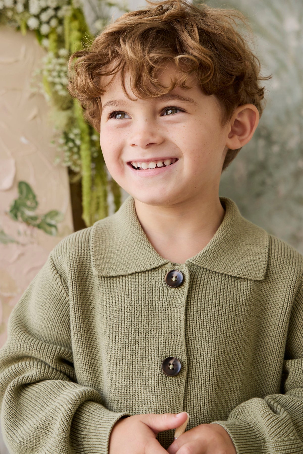 Classique = Veste en tricot de coton uni vert avec boutonnage sur le devant, poches plaquées et ourlet côtelé pour enfants