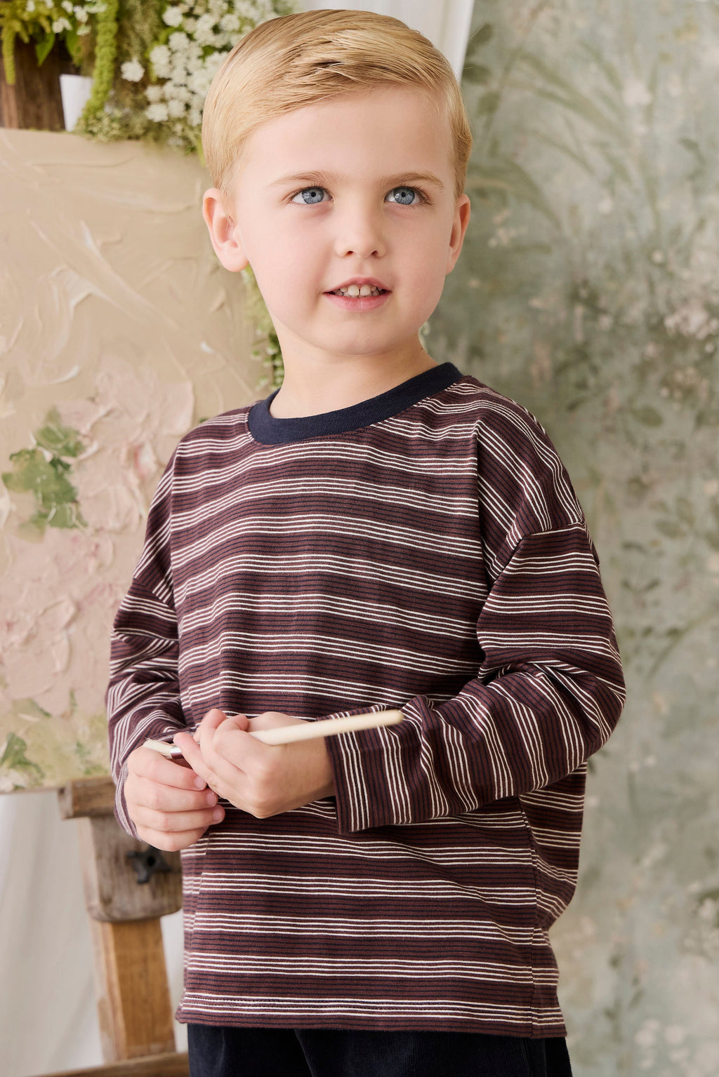T-shirt décontracté en coton flammé à manches longues pour enfant, motif rayures multiples, finition texturée, encolure indigo, idéal pour le quotidien