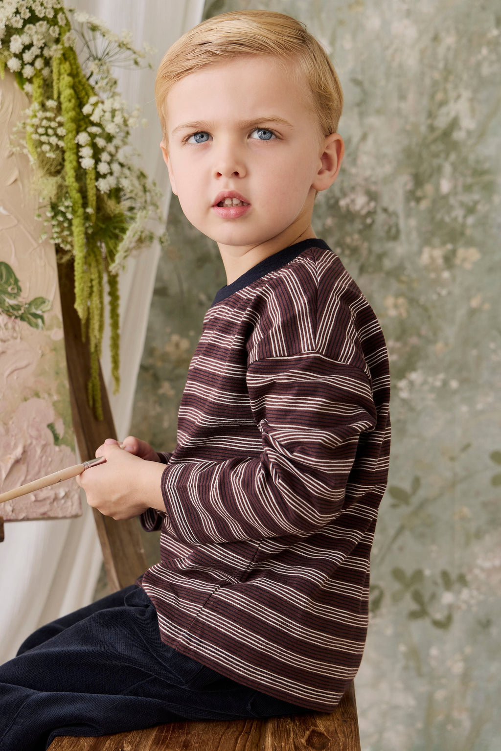 T-shirt décontracté en coton flammé à manches longues pour enfant, motif rayures multiples, finition texturée, encolure indigo, idéal pour le quotidien