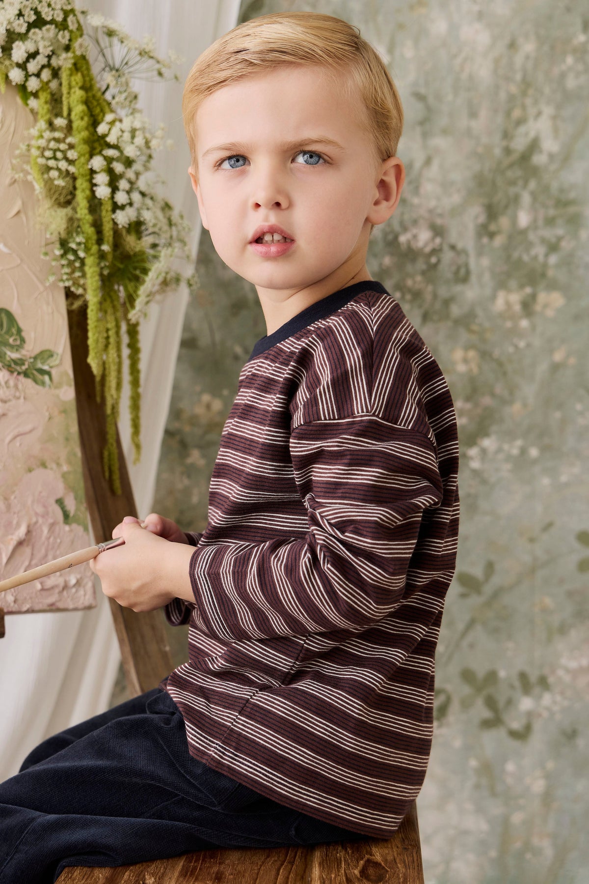 T-shirt décontracté en coton flammé à manches longues pour enfant, motif rayures multiples, finition texturée, encolure indigo, idéal pour le quotidien