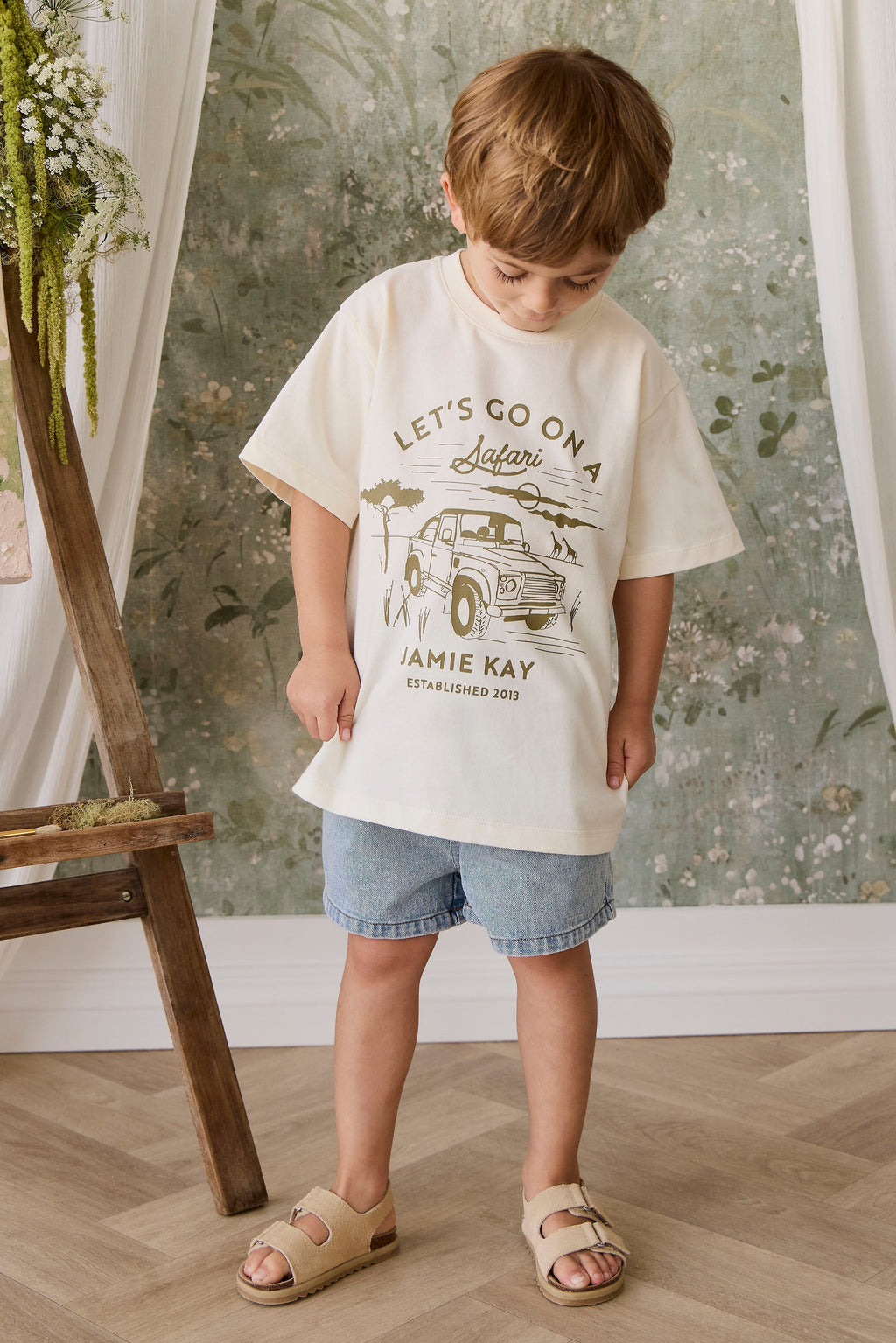 T-shirt en Coton Stretch Crème et Marron Imprimé Camion Ludique avec Encolure Ras-du-Cou et Légère Extensibilité pour les Journées d'Aventure des Enfants