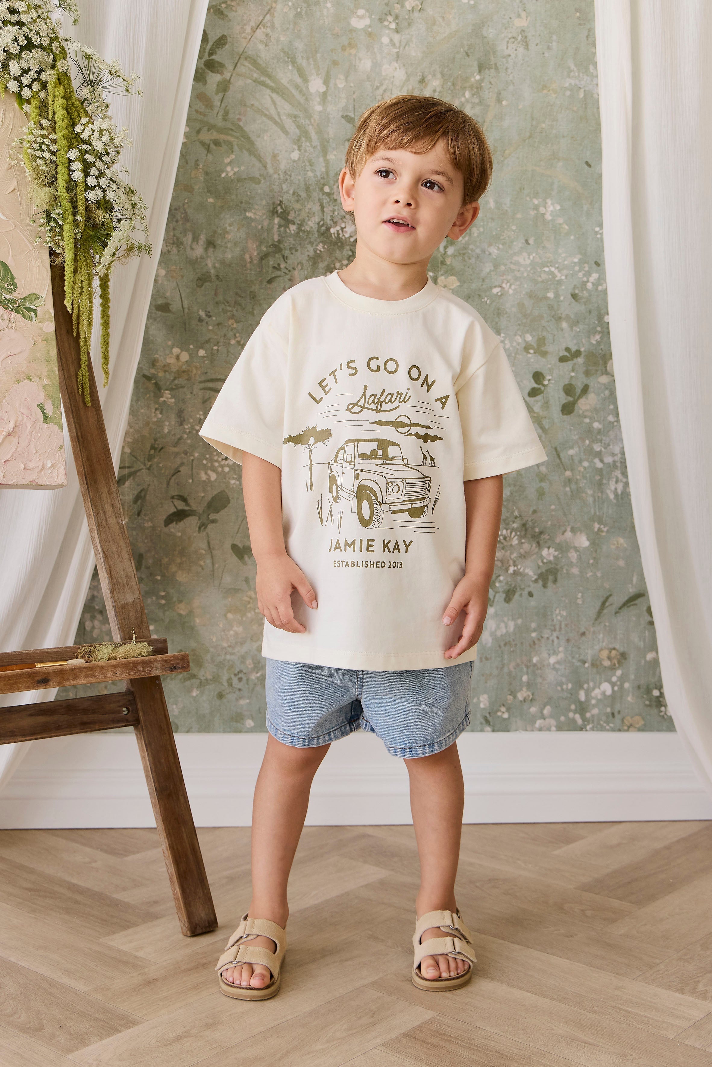 Short en jean décontracté bleu clair en coton uni avec taille élastique et surpiqûres contrastantes pour les sorties d'été des enfants