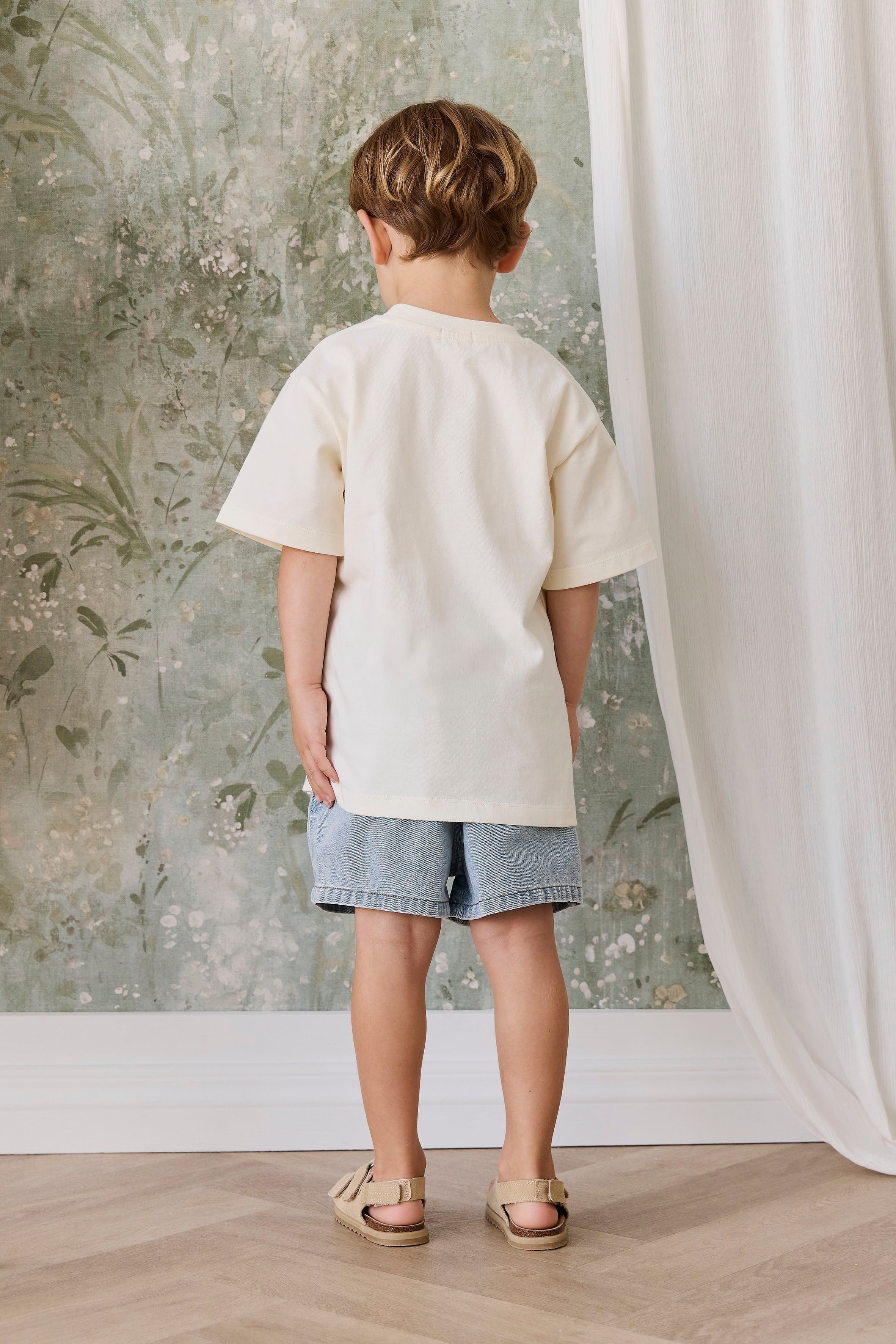 Short en jean décontracté bleu clair en coton uni avec taille élastique et surpiqûres contrastantes pour les sorties d'été des enfants