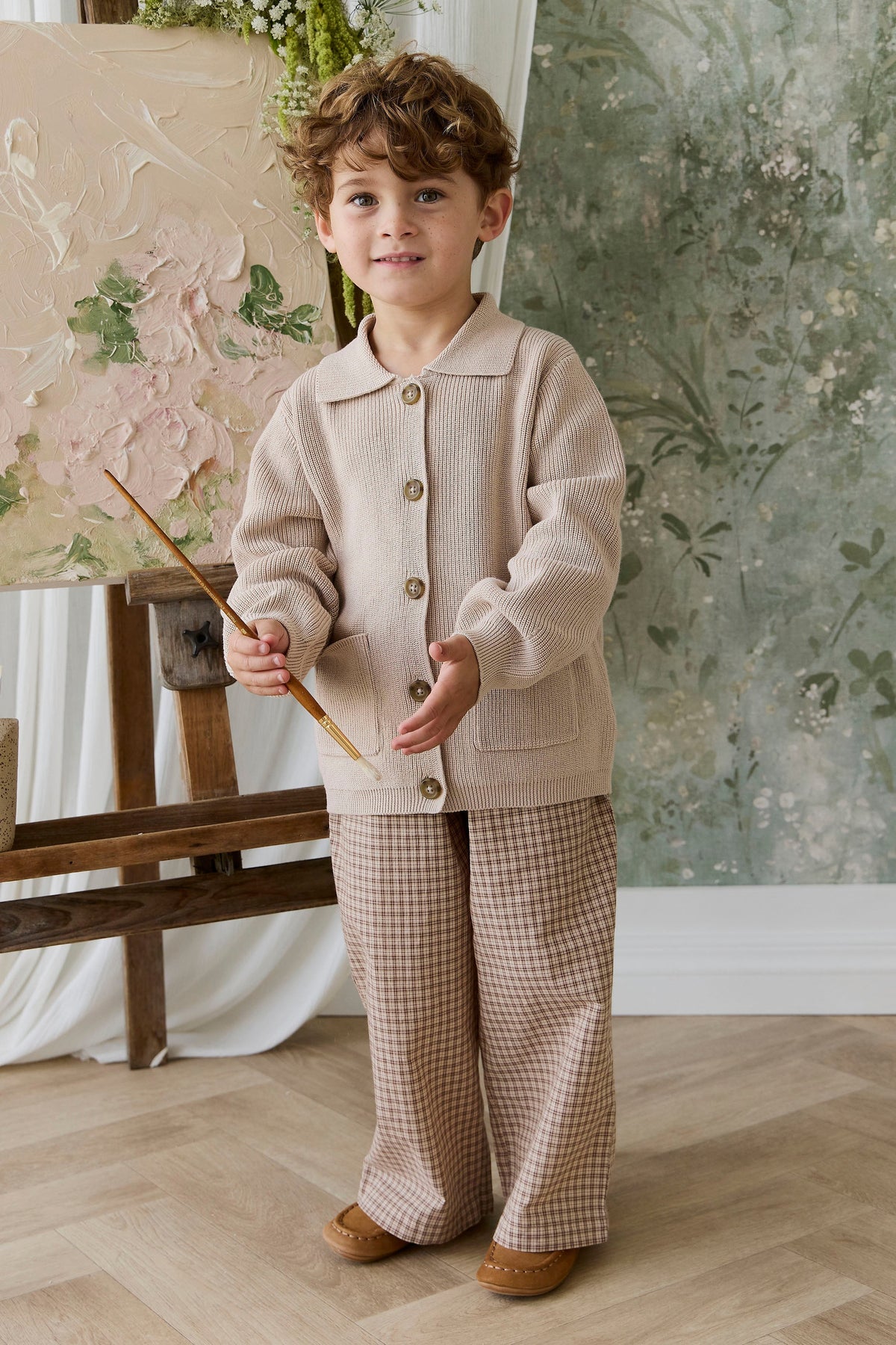 Veste en tricot de coton uni couleur sable classique avec boutonnage sur le devant, poches plaquées et poignets côtelés pour enfants (couche de superposition)