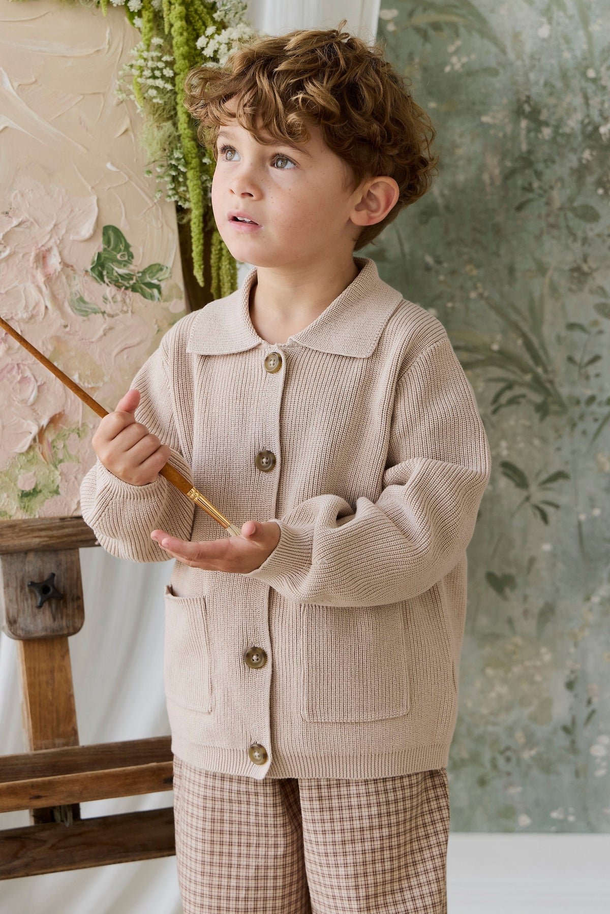 Veste en tricot de coton uni couleur sable classique avec boutonnage sur le devant, poches plaquées et poignets côtelés pour enfants (couche de superposition)