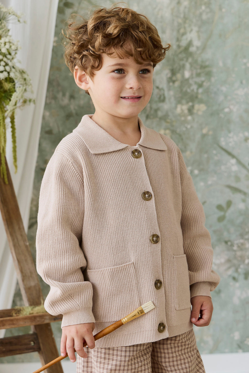 Veste en tricot de coton uni couleur sable classique avec boutonnage sur le devant, poches plaquées et poignets côtelés pour enfants (couche de superposition)