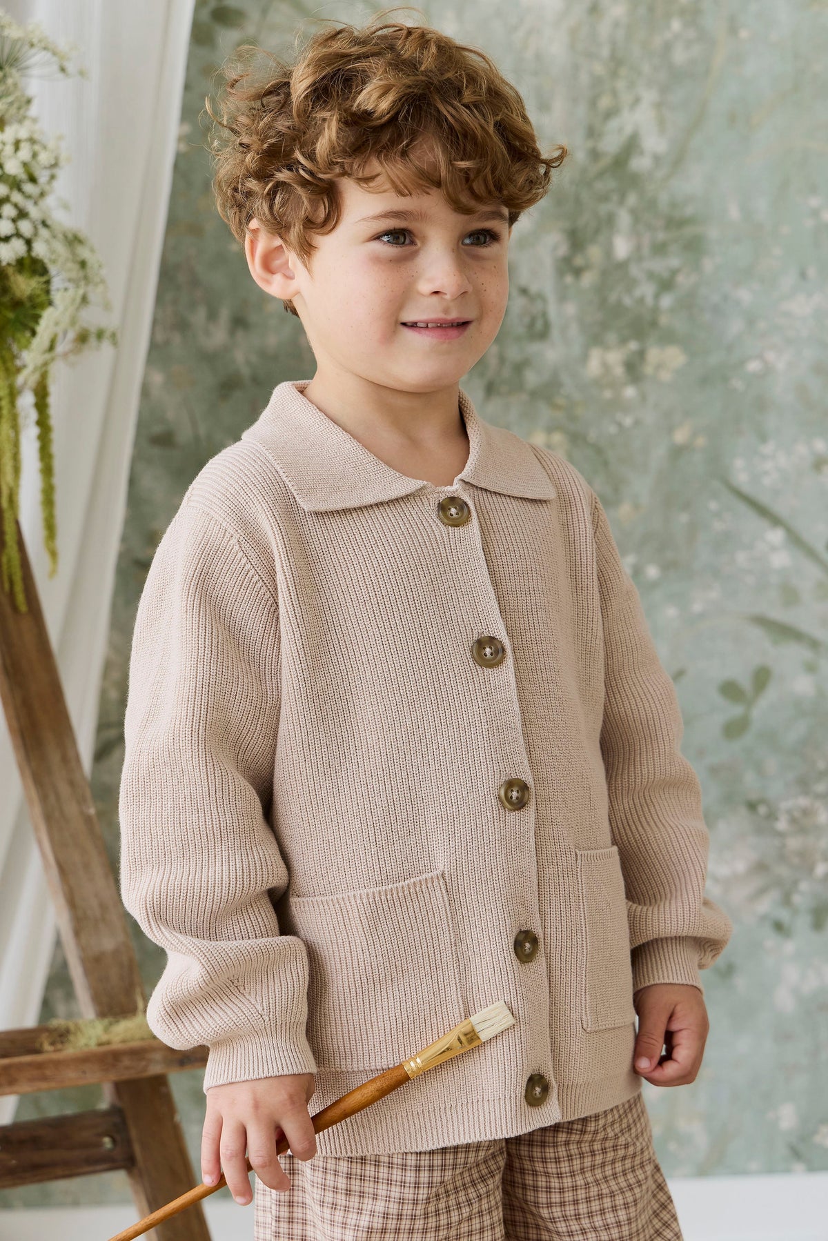 Veste en tricot de coton uni couleur sable classique avec boutonnage sur le devant, poches plaquées et poignets côtelés pour enfants (couche de superposition)