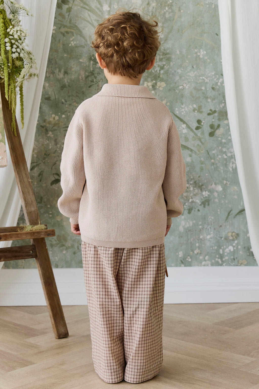 Veste en tricot de coton uni couleur sable classique avec boutonnage sur le devant, poches plaquées et poignets côtelés pour enfants (couche de superposition)