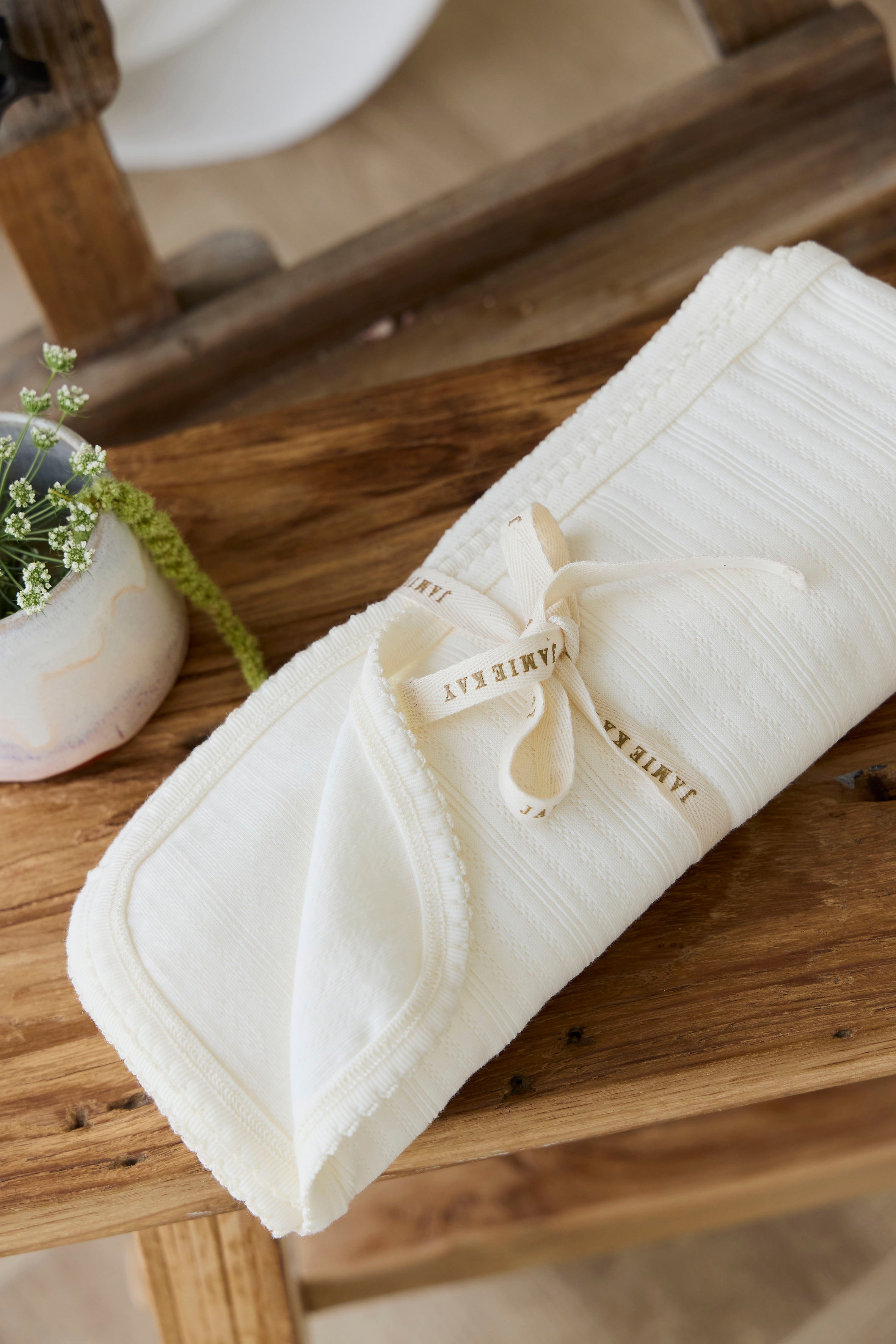 Couverture en tricot ajouré de coton biologique uni, crème doux parchemin, avec tissage ouvert respirant pour chambre de bébé et cadeau de naissance