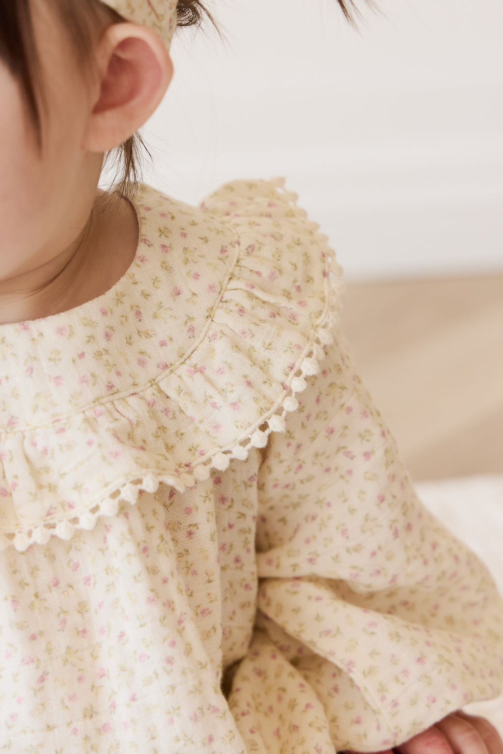 Blouse en mousseline de coton bio rose romantique à imprimé floral, col volanté et poignets élastiqués pour filles