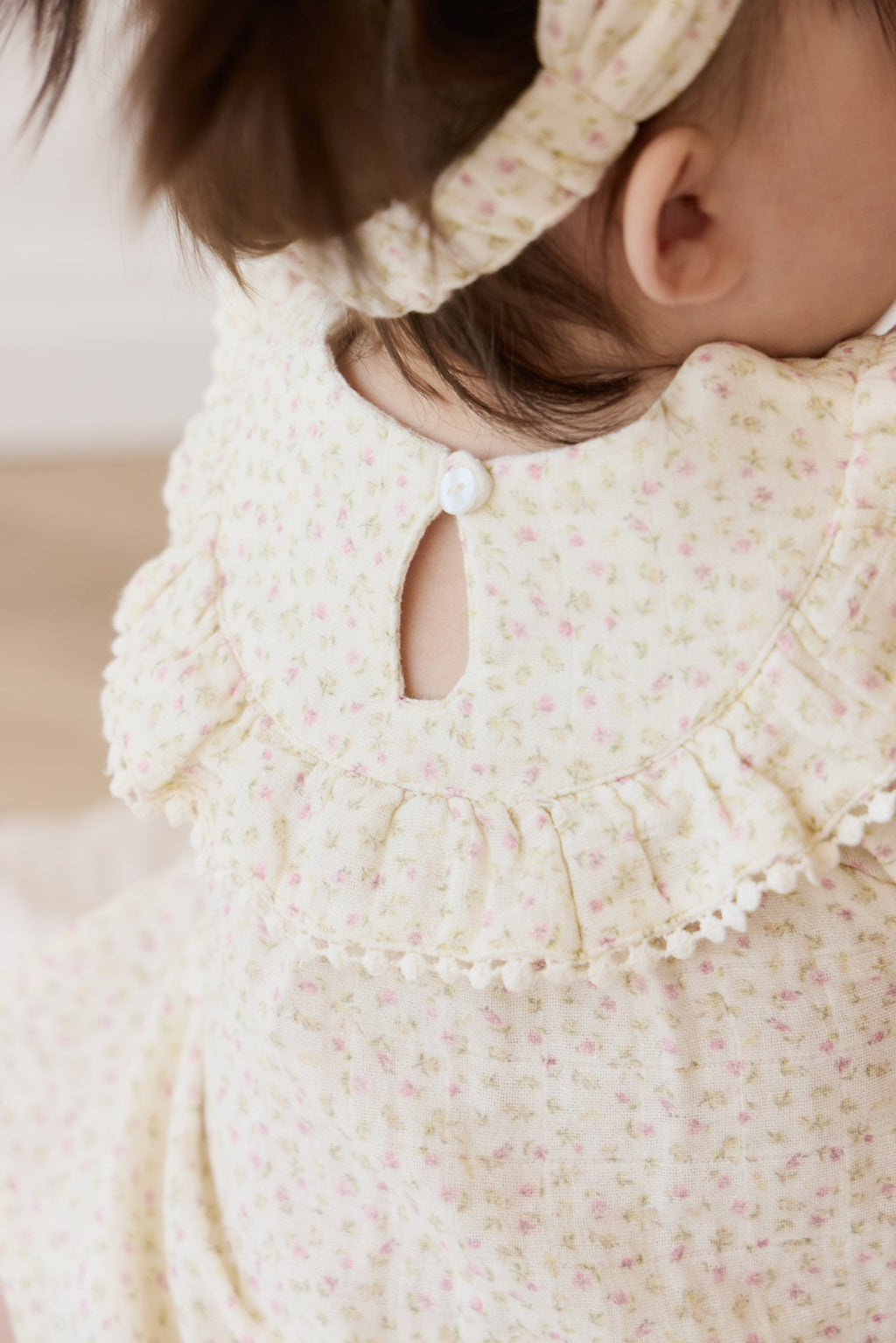 Blouse en mousseline de coton bio rose romantique à imprimé floral, col volanté et poignets élastiqués pour filles
