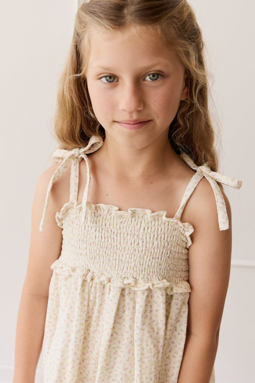 Robe en mousseline de coton bio à imprimé floral rose romantique avec tissu léger et respirant pour occasions spéciales fille