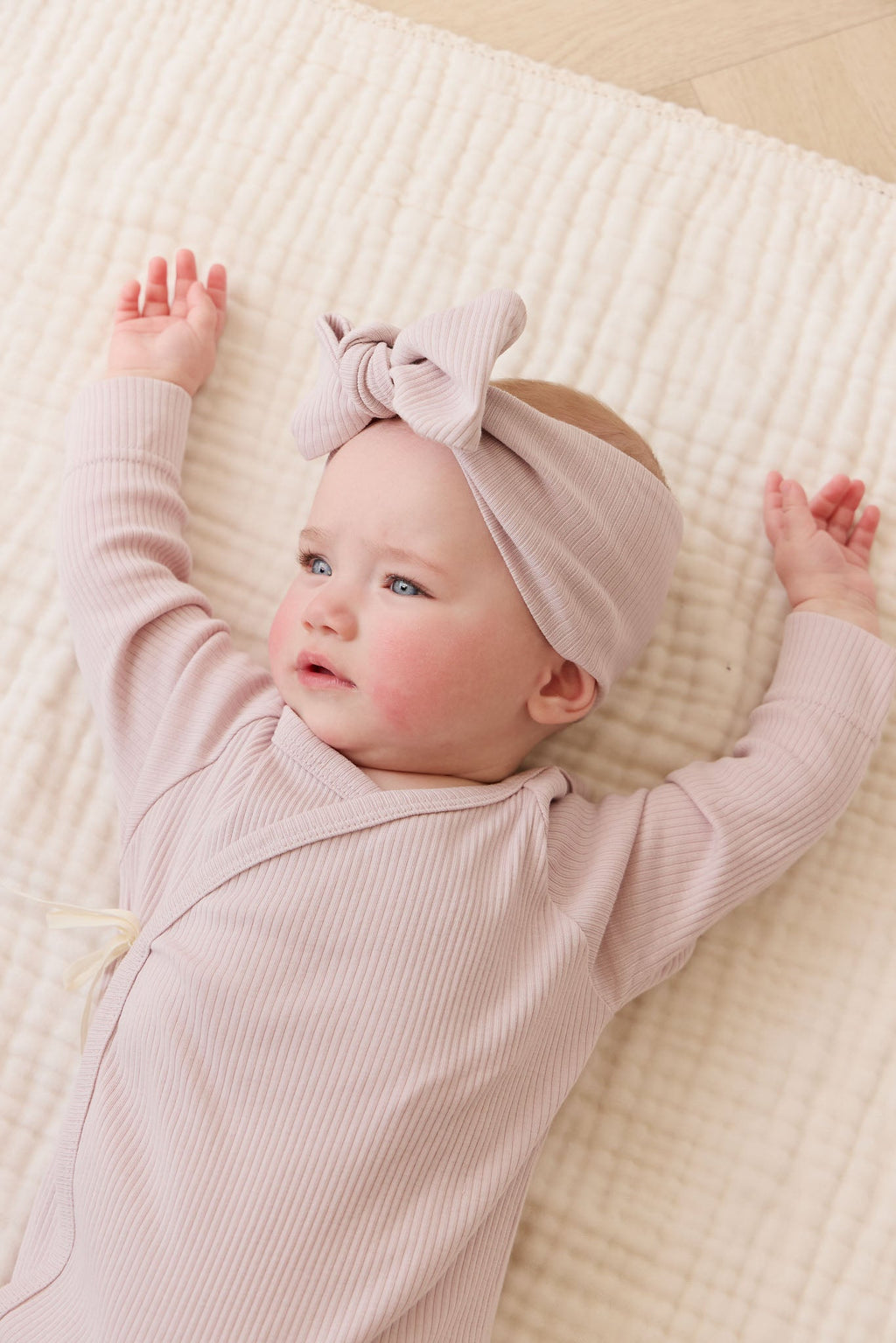 Body à manches longues en coton modal uni, couleur violet classique, avec tissu doux et extensible pour le confort quotidien de bébé