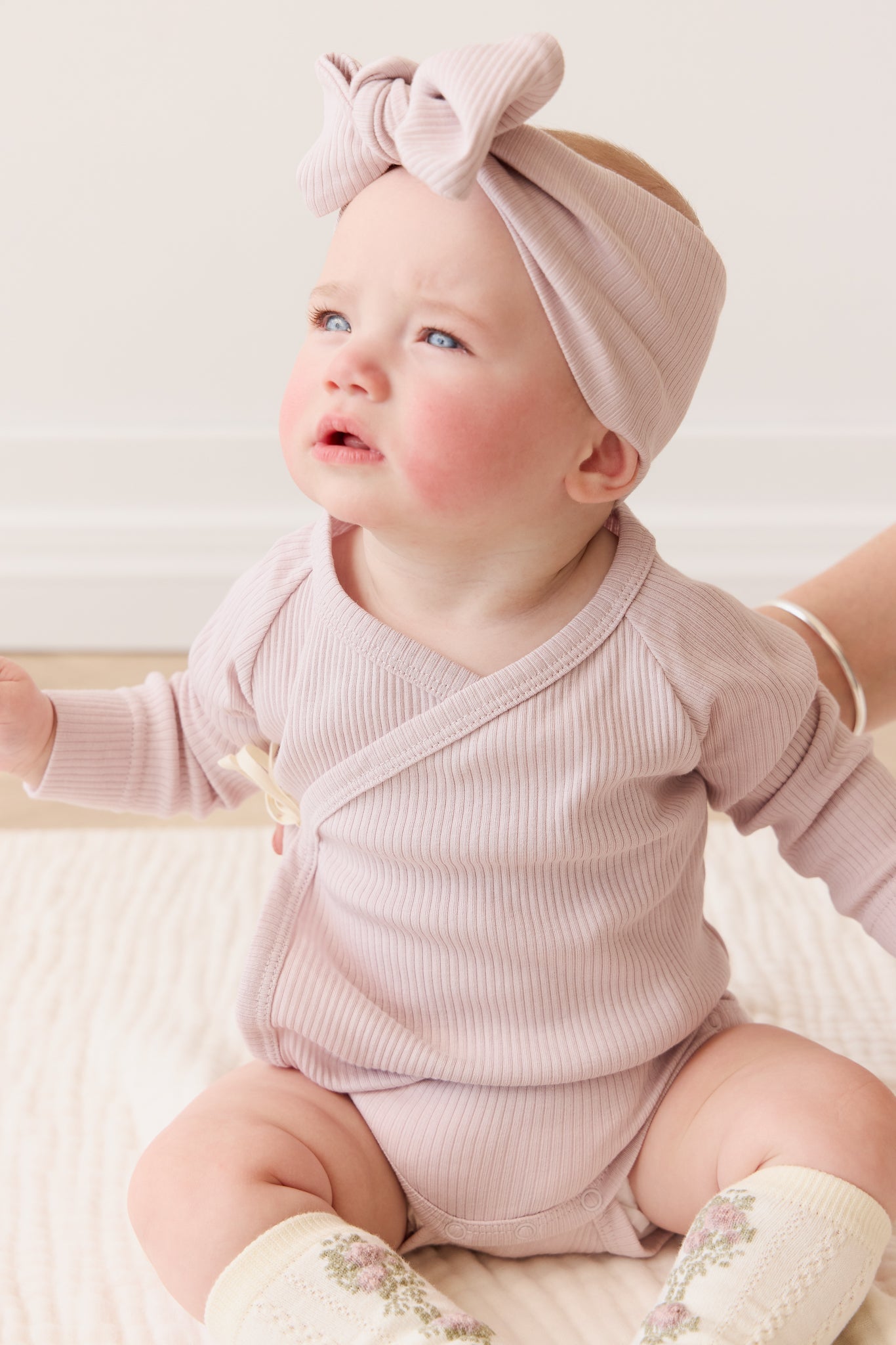 Body à manches longues en coton modal uni, couleur violet classique, avec tissu doux et extensible pour le confort quotidien de bébé