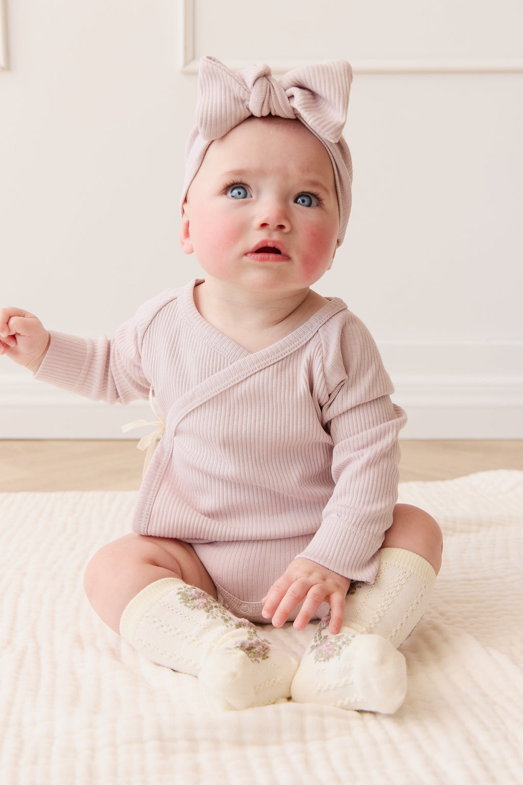 Body à manches longues en coton modal uni, couleur violet classique, avec tissu doux et extensible pour le confort quotidien de bébé