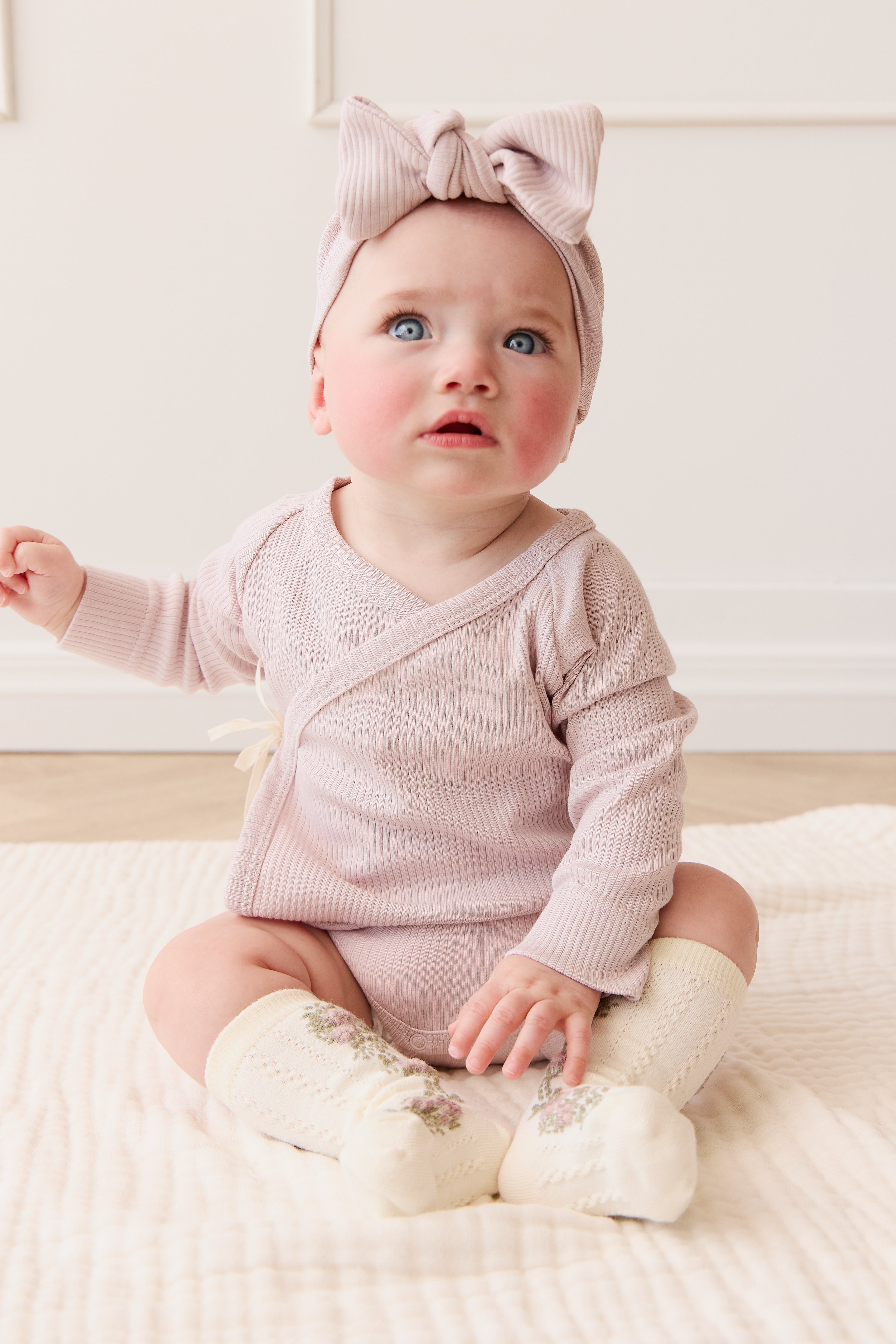 Body à manches longues en coton modal uni, couleur violet classique, avec tissu doux et extensible pour le confort quotidien de bébé