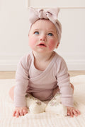 Body à manches longues en coton modal uni, couleur violet classique, avec tissu doux et extensible pour le confort quotidien de bébé