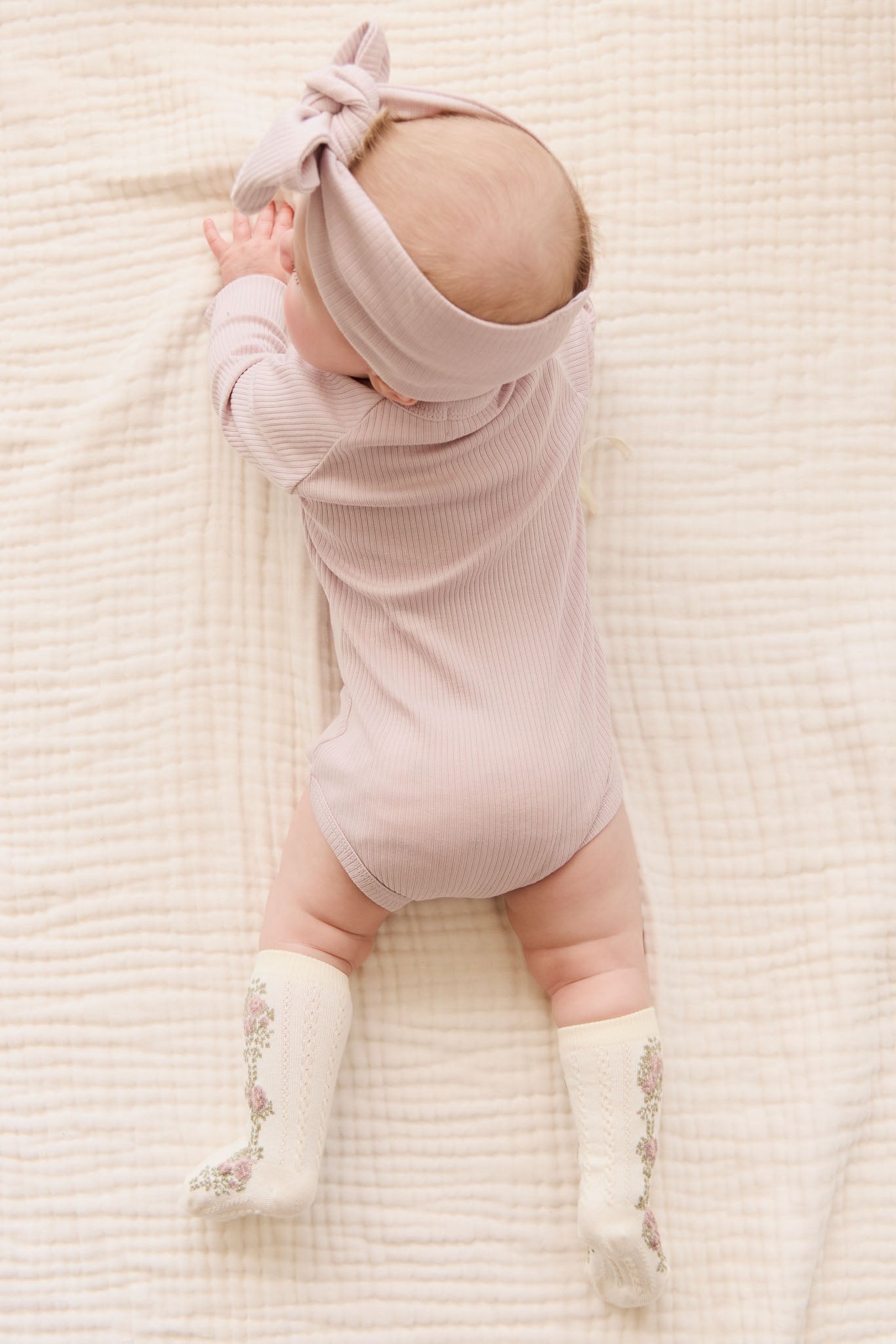 Body à manches longues en coton modal uni, couleur violet classique, avec tissu doux et extensible pour le confort quotidien de bébé