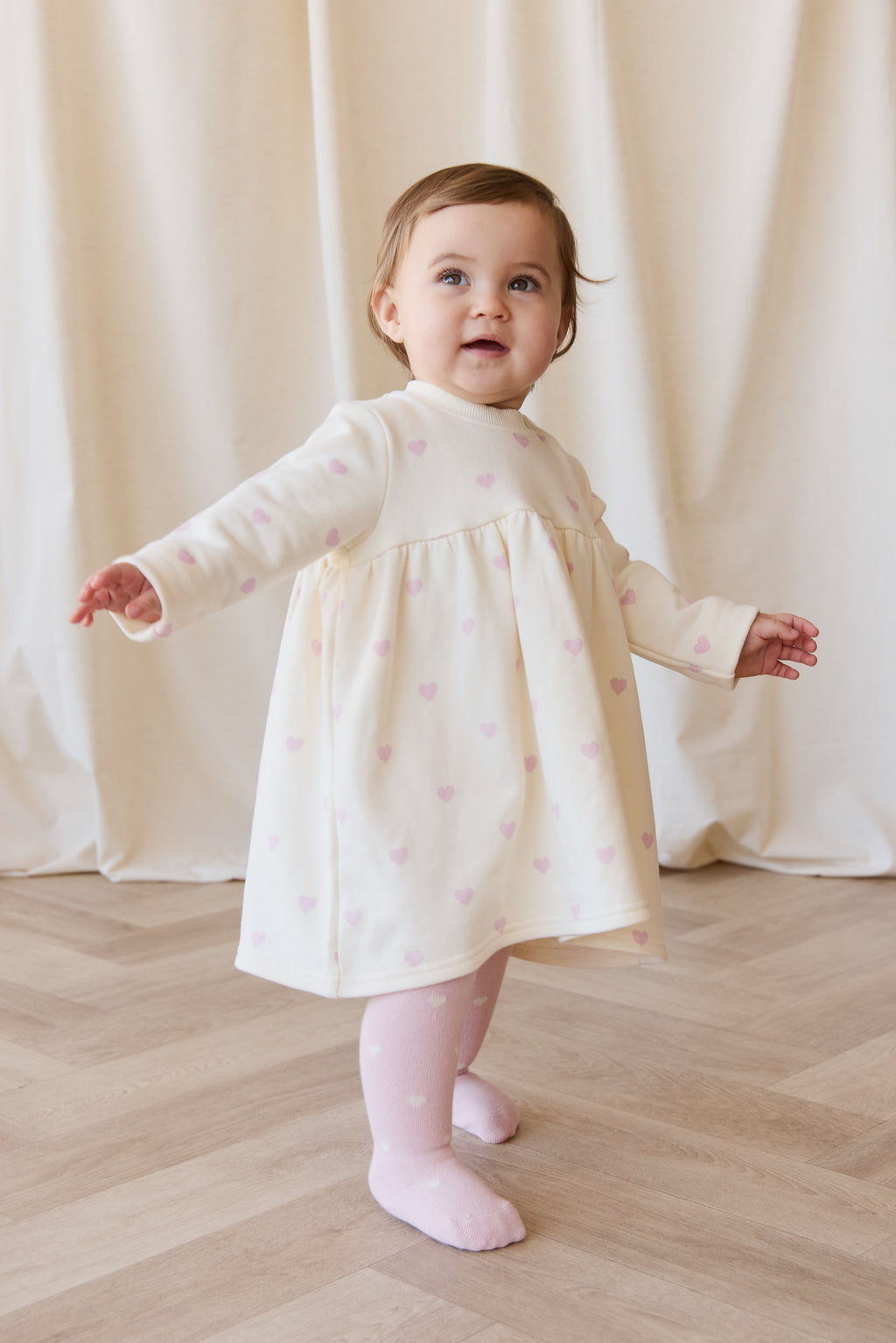Robe en coton extensible rose crème romantique à imprimé cœurs avec silhouette douce et détails à volants pour fillettes à porter lors d'occasions habillées et spéciales