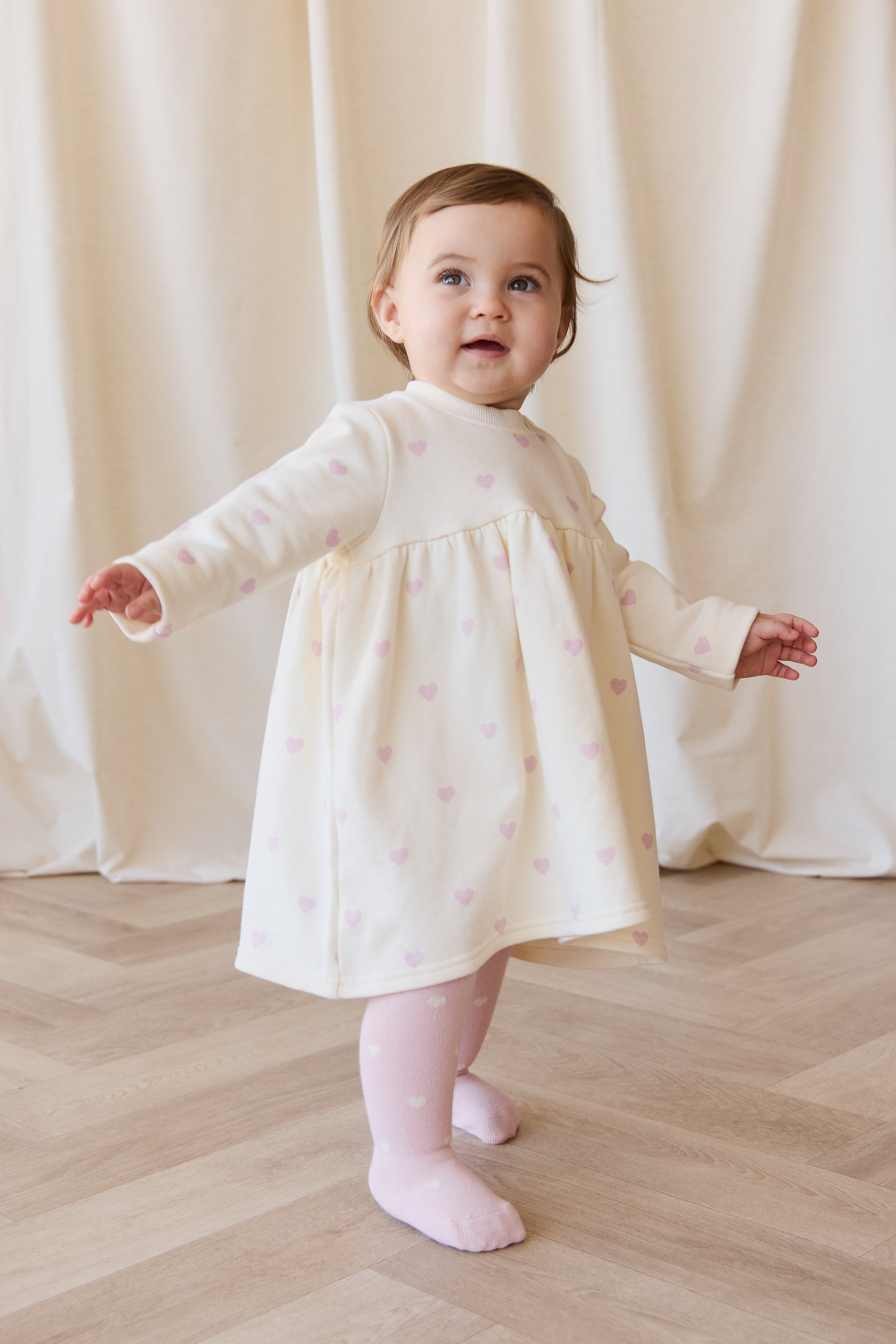 Robe en coton extensible rose crème romantique à imprimé cœurs avec silhouette douce et détails à volants pour fillettes à porter lors d'occasions habillées et spéciales