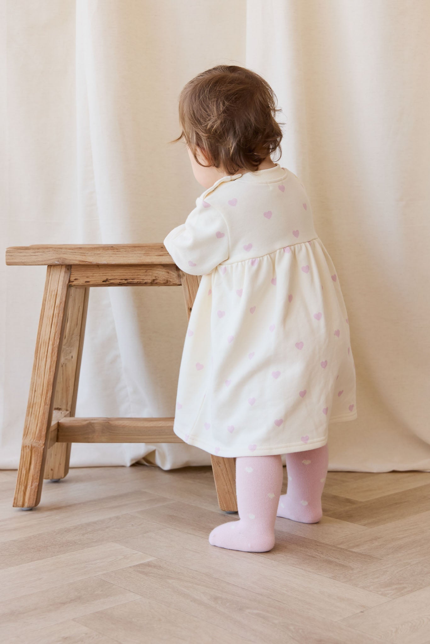 Robe en coton extensible rose crème romantique à imprimé cœurs avec silhouette douce et détails à volants pour fillettes à porter lors d'occasions habillées et spéciales
