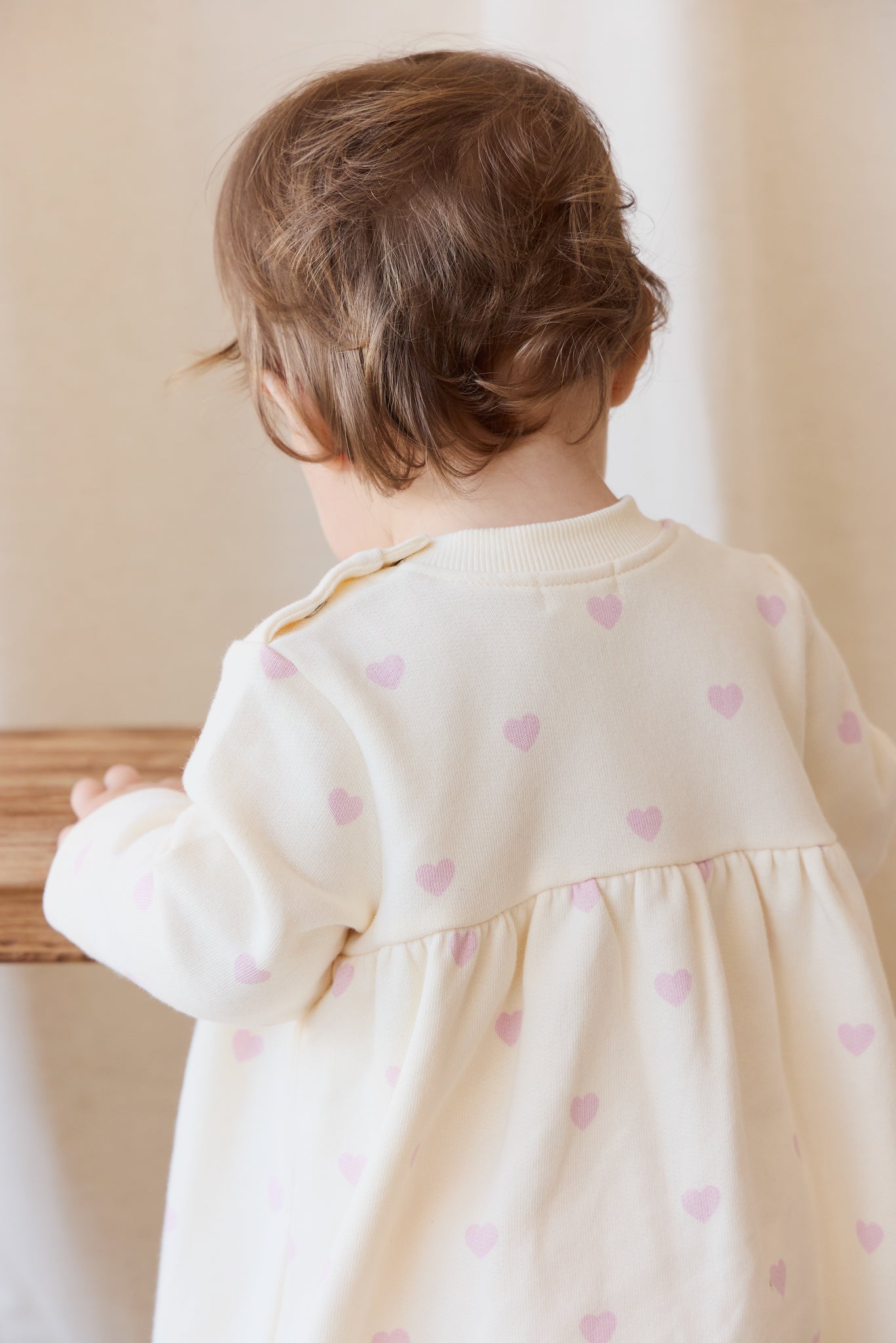 Robe en coton extensible rose crème romantique à imprimé cœurs avec silhouette douce et détails à volants pour fillettes à porter lors d'occasions habillées et spéciales